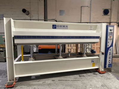 ORMA-koneiston hydraulinen puristin, etukuva, hopeinen viimeistely, ohjauspaneeli oikealla ja pystysuorat männät puristusta varten.