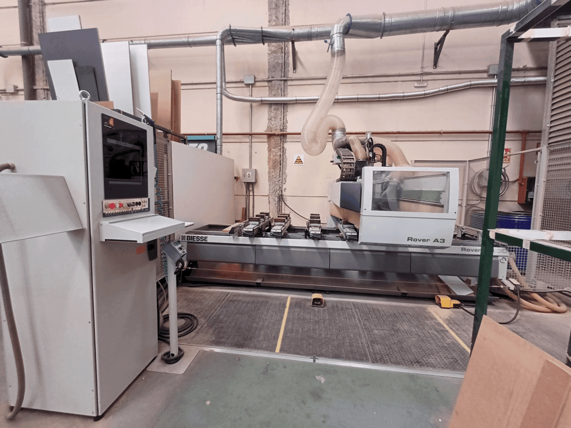 Koneen BIESSE OVER A 330 K3 S etunäkymä