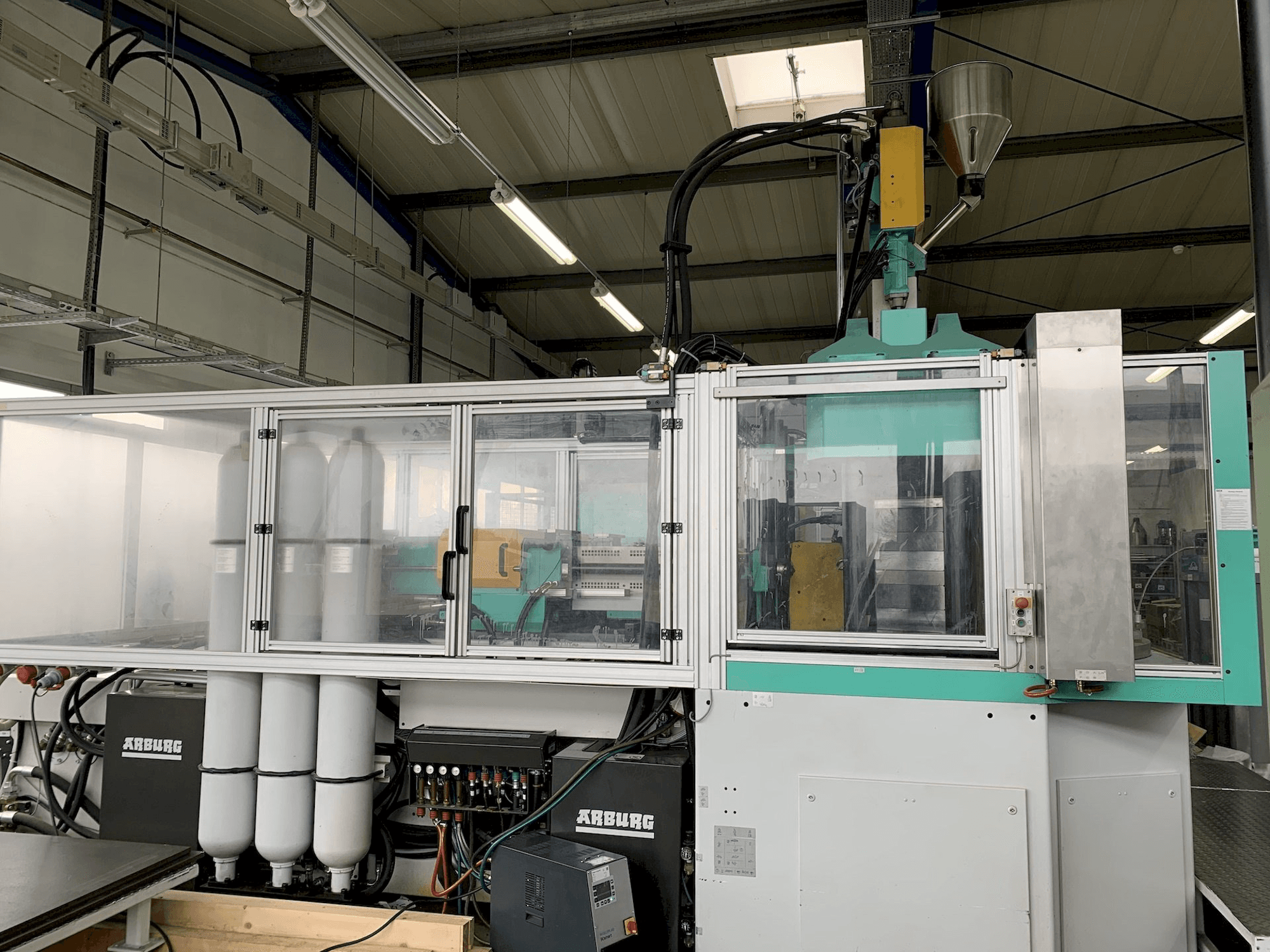 Koneen Arburg Allrounder 1500 T 2500-400 etunäkymä