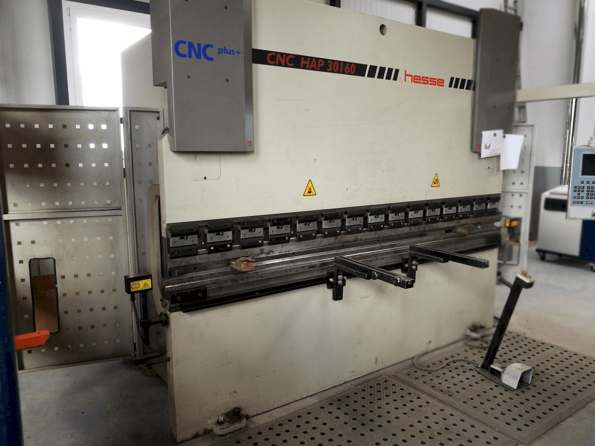 Koneen Hesse CNC HAP 30160 etunäkymä
