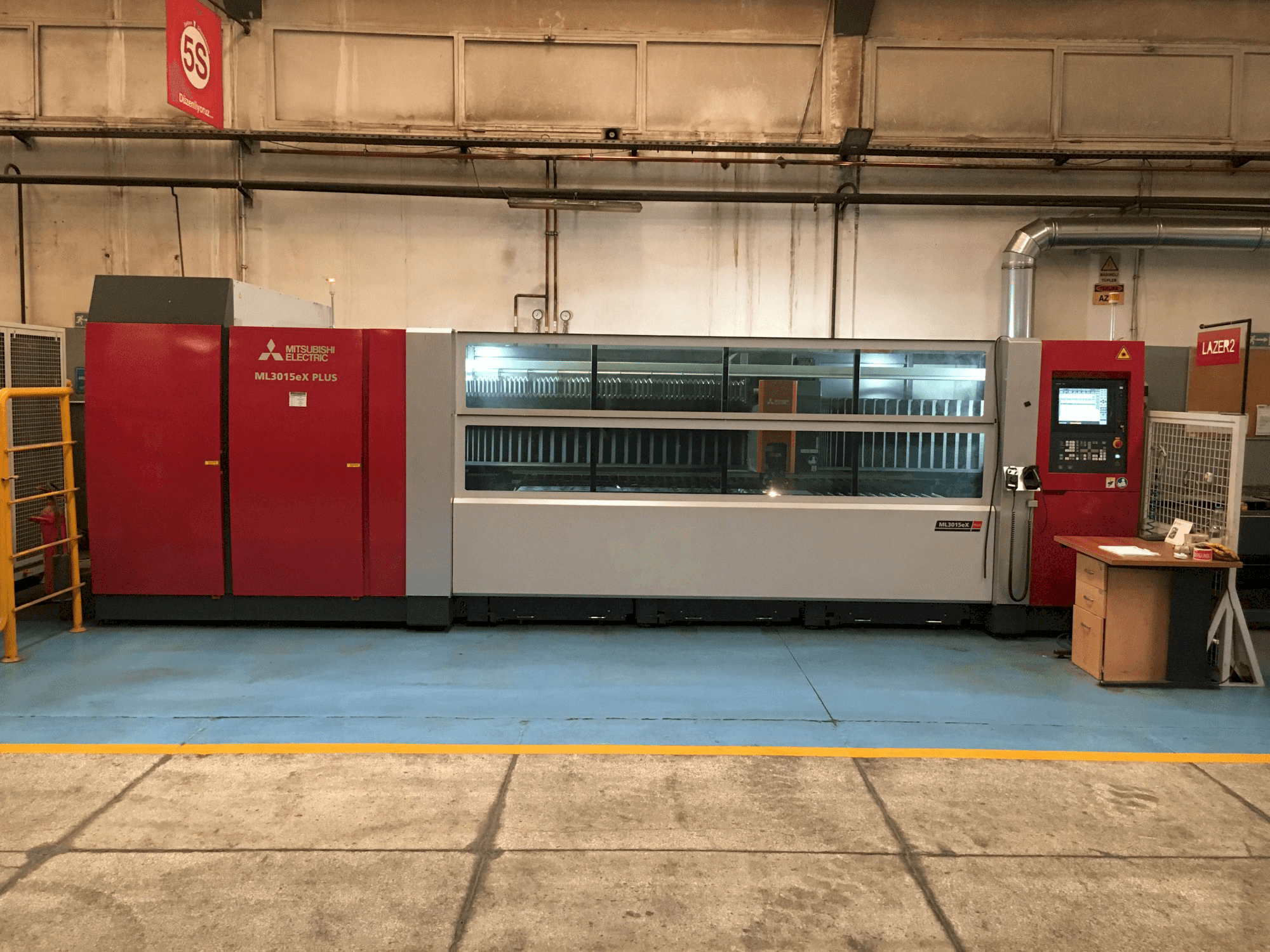 Koneen Mitsubishi etunäkymä MI3015eX-Plus