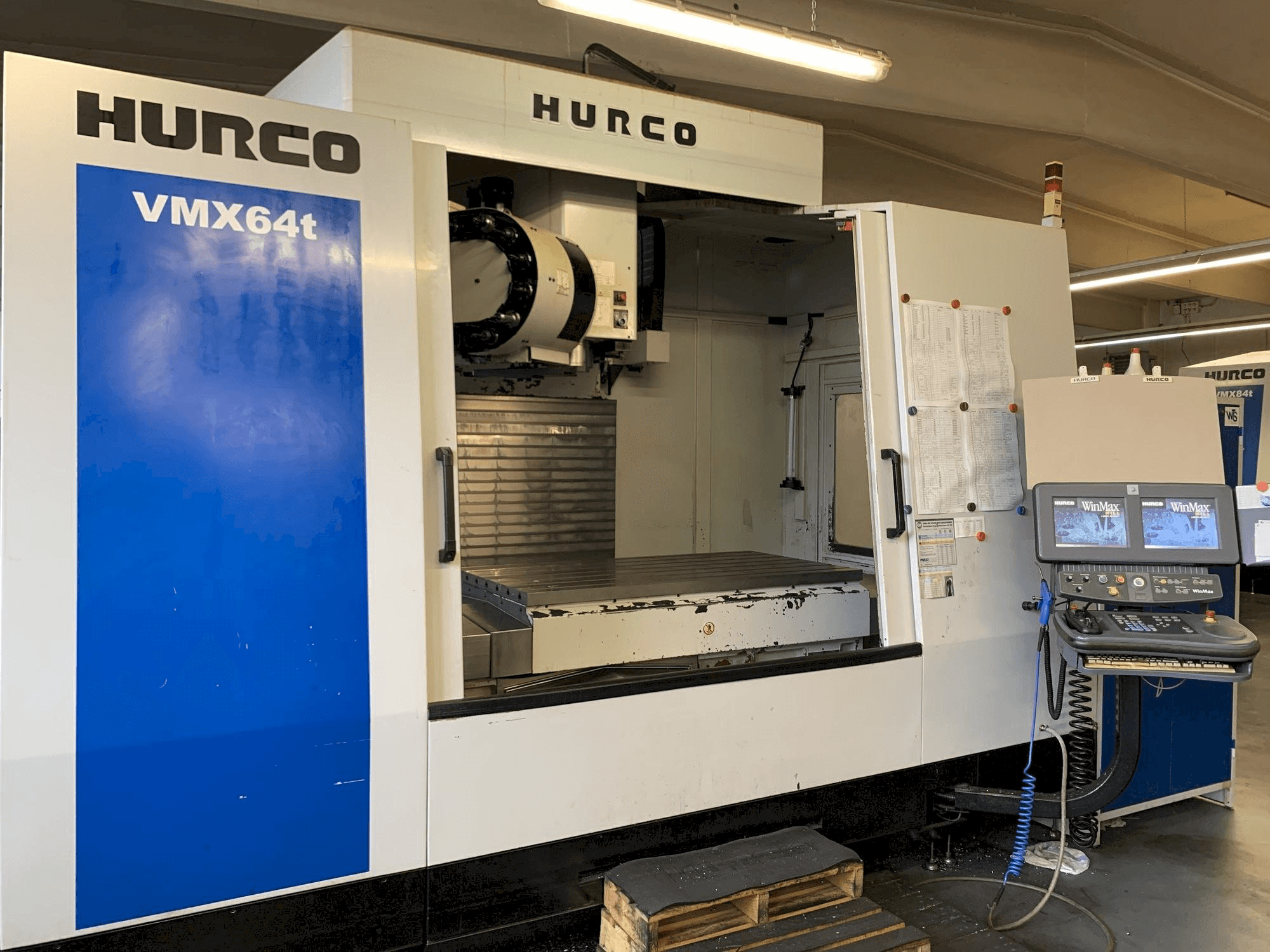 Koneen Hurco VMX 64 T etunäkymä