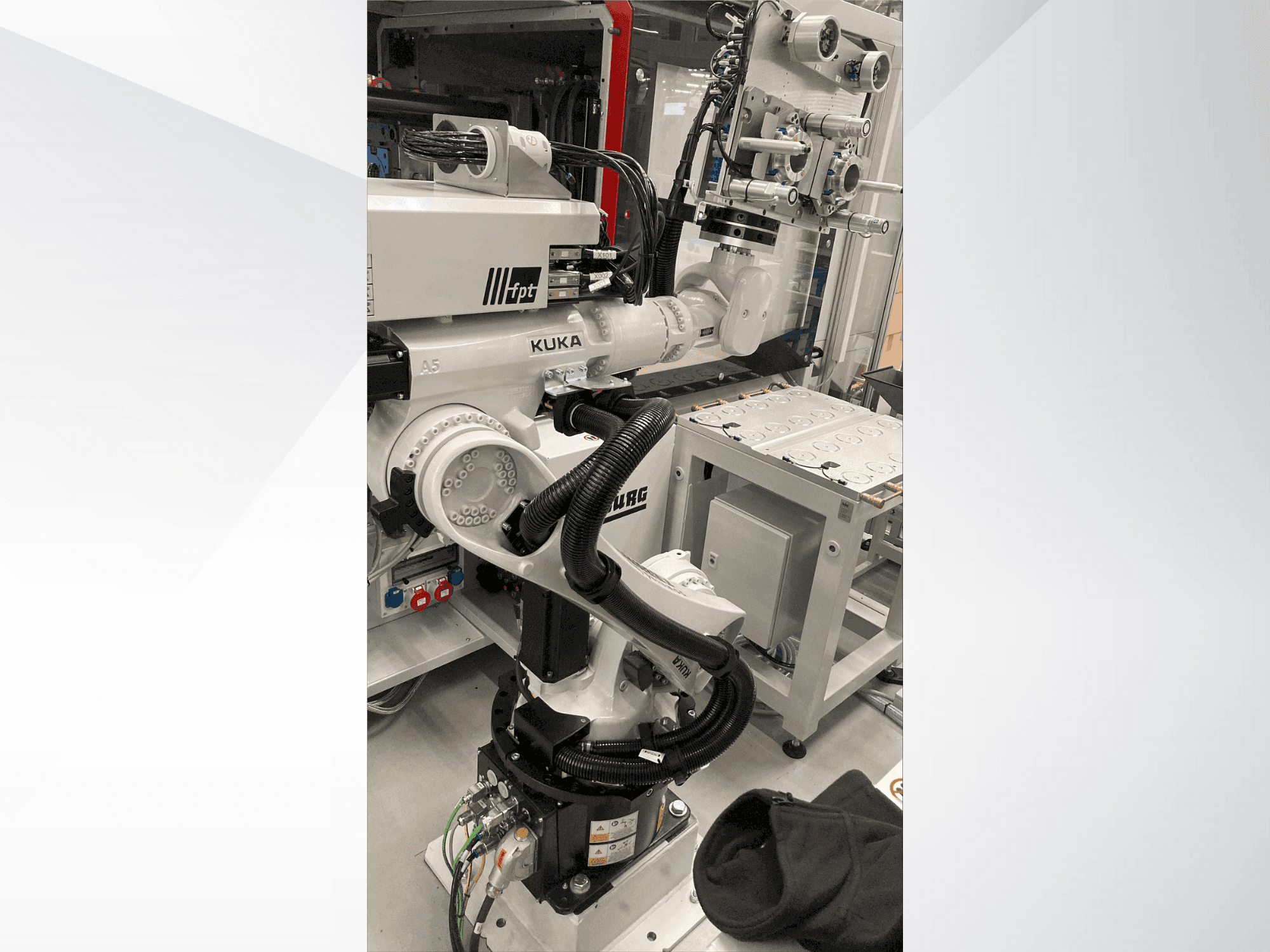 Koneen KUKA KR 22 R1610-2 etunäkymä