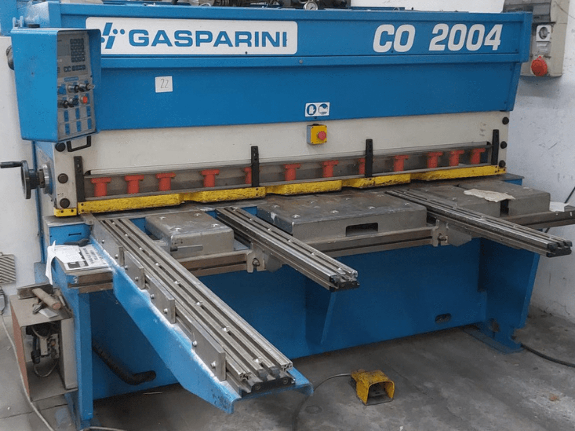 GASPARINI CO/2004 -hydraulinen leikkauskone, etunäkymä, jossa näkyy ohjauspaneeli ja metallileikkausalustat liukukiskoineen.