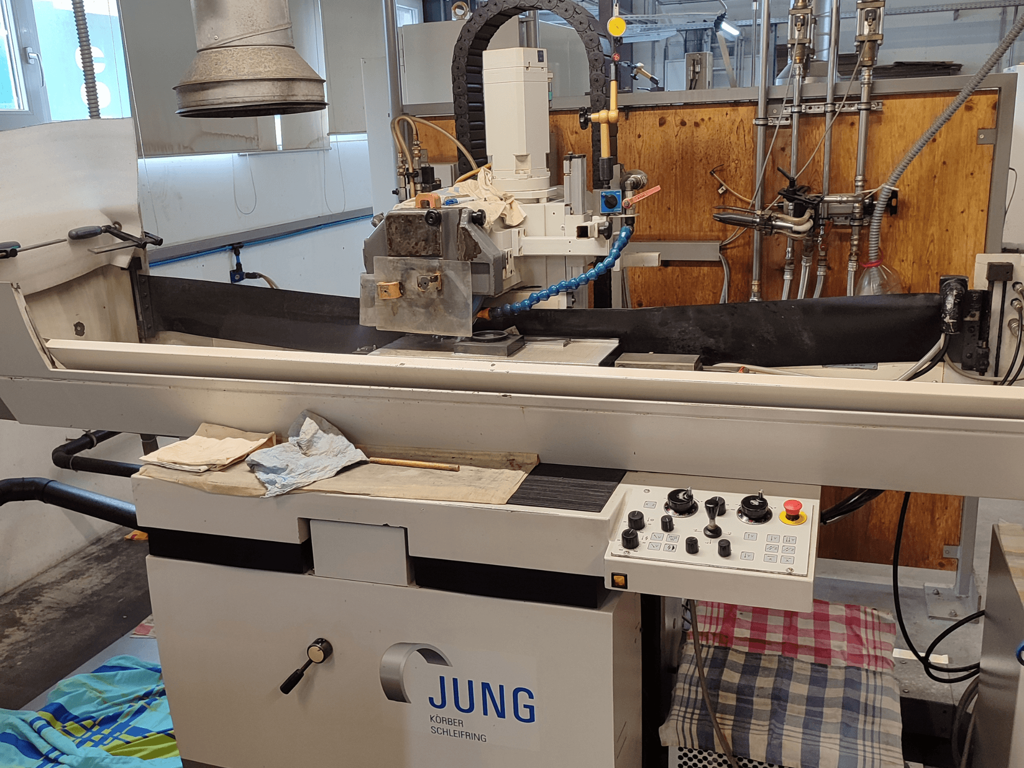 BLOHM JUNG JE 525 P -pintahiomakone, etukuva, jossa on hallintalaitteet ja hiomalaikan asetus.