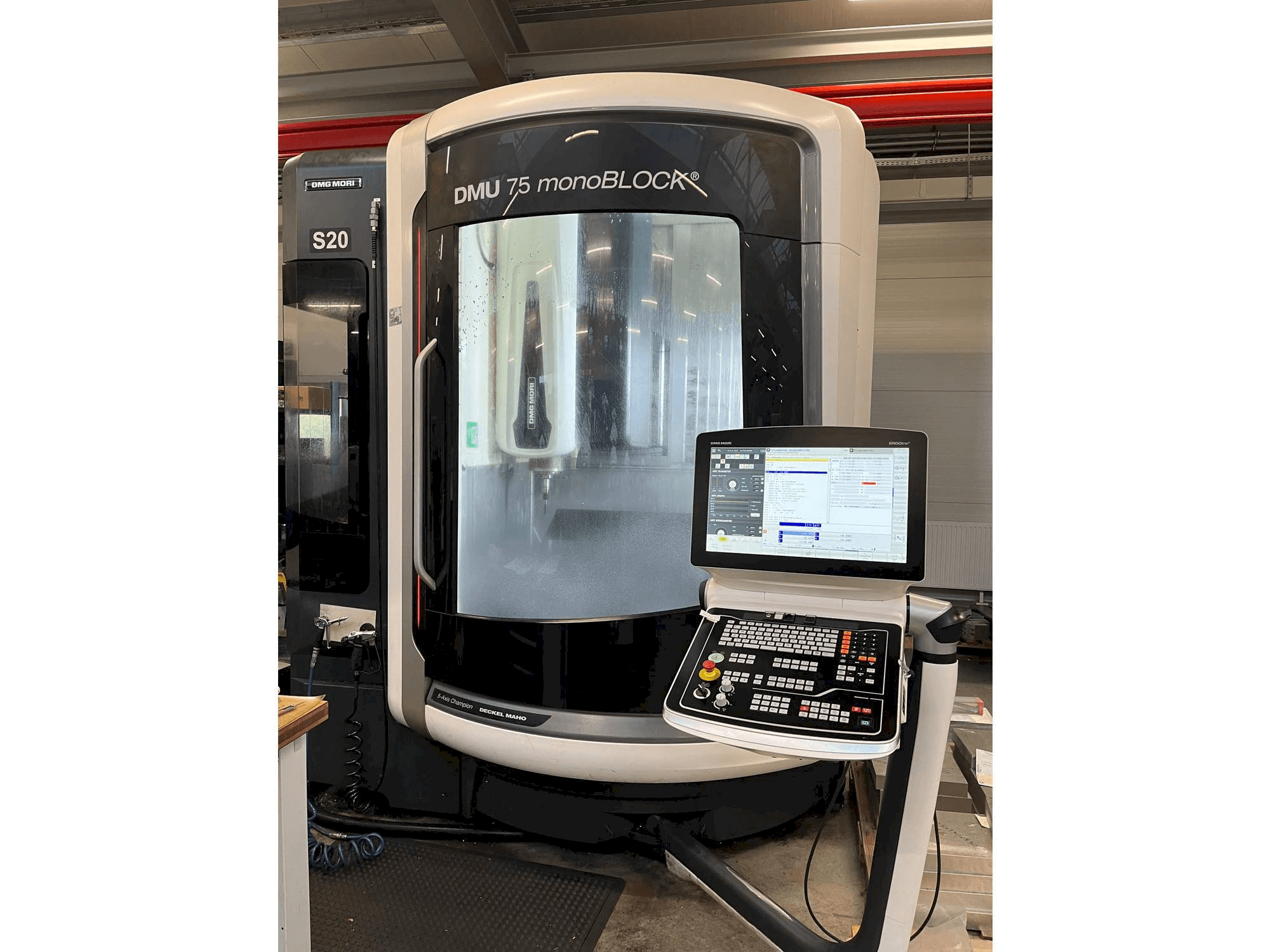 Koneen DMG MORI DMU 75 monoBLOCK etunäkymä