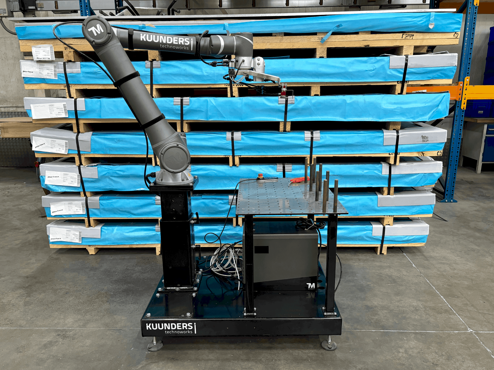 Koneen TECHMAN ROBOT TM12 etunäkymä