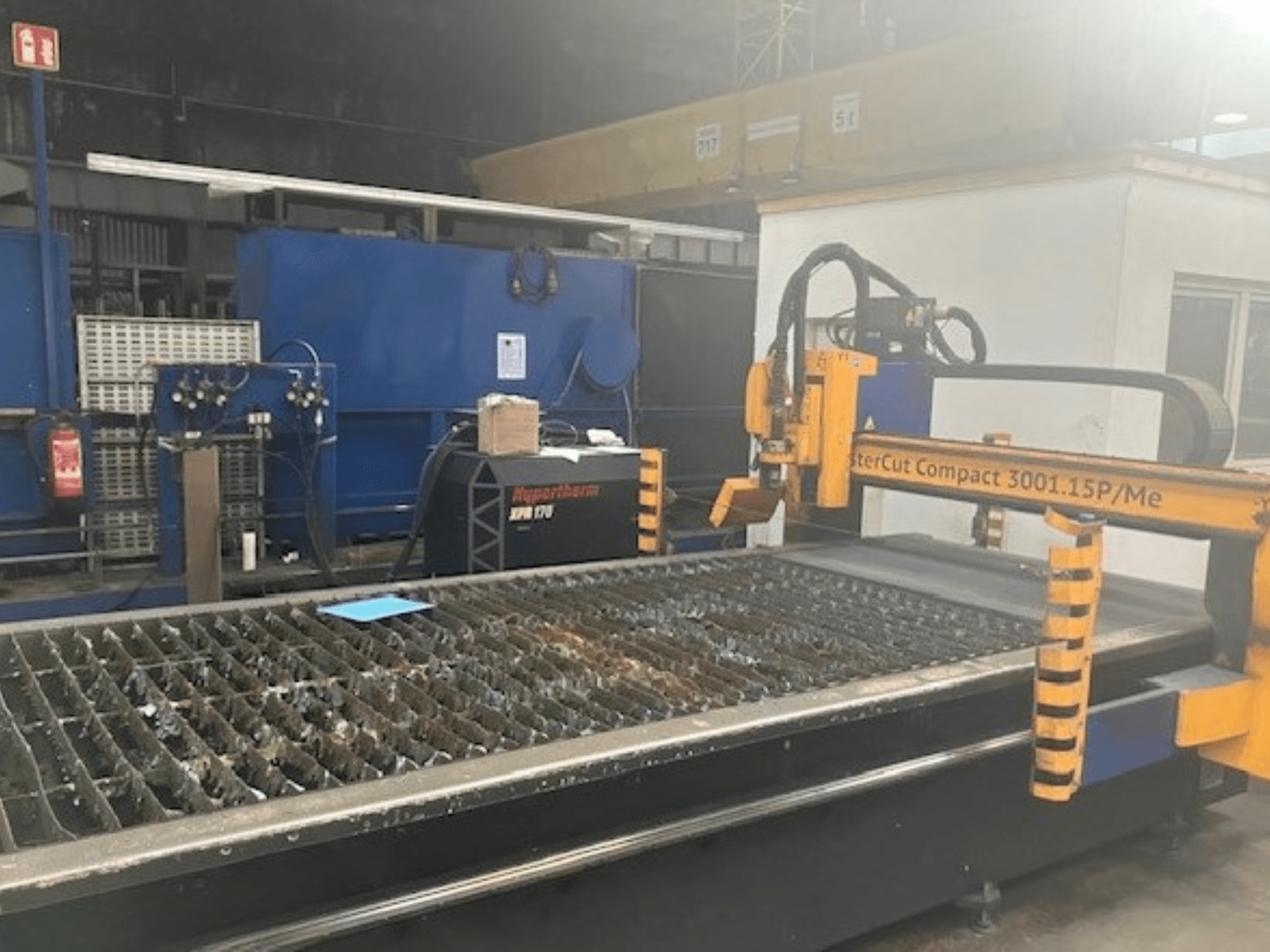 Hypertherm MasterCut Compact 3001.15P/Me -plasmaleikkauskone sivukuvassa, jossa näkyy leikkauspöytä ja ohjauspaneeli.