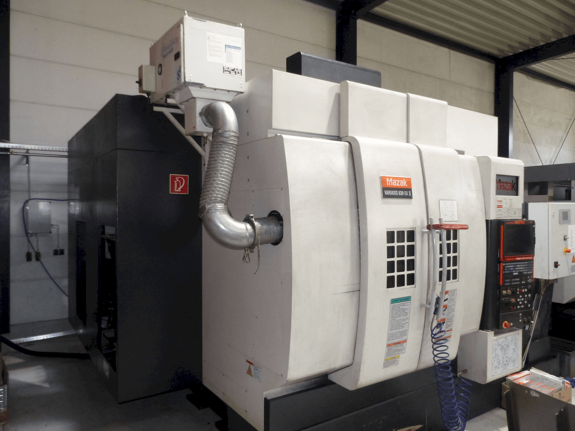 Koneen Mazak Variaxis 630-5x II vasemman sivun näkymä