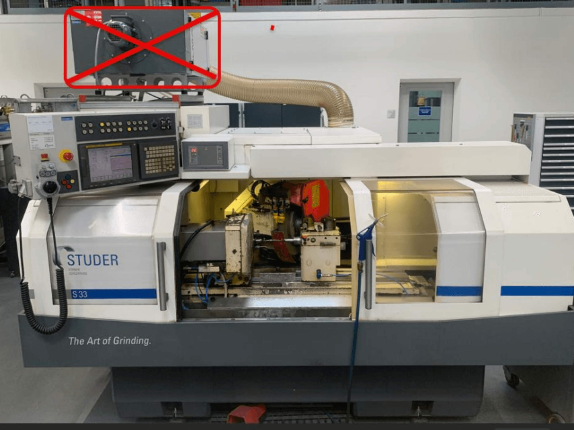 Studer S33 -lieriöhiomakone, etukuva, jossa näkyy ohjauspaneeli ja hiomakomponentit sekä näkyvissä olevat sähköliitännät.