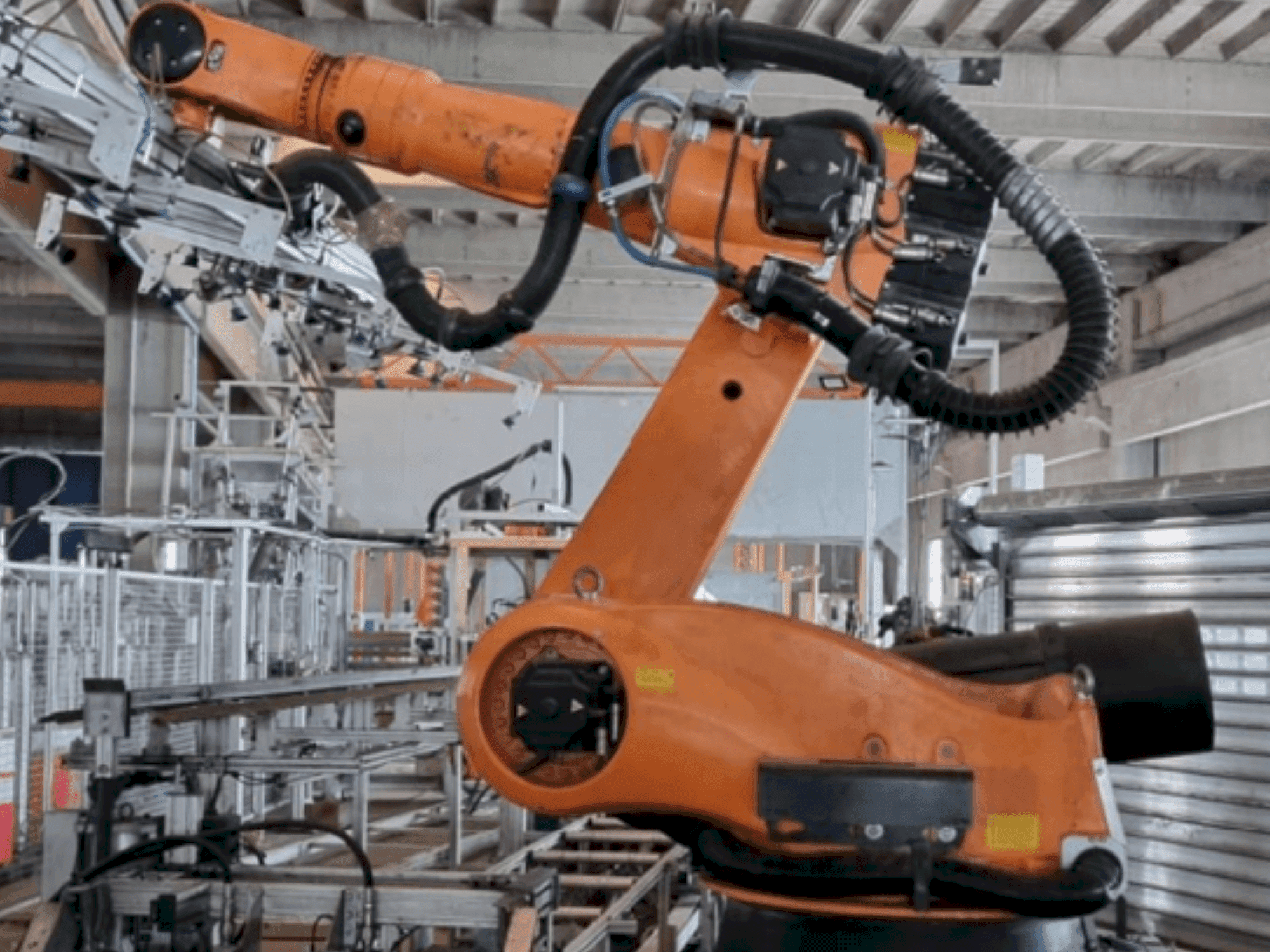 Koneen KUKA KR 210 L150-2 etunäkymä
