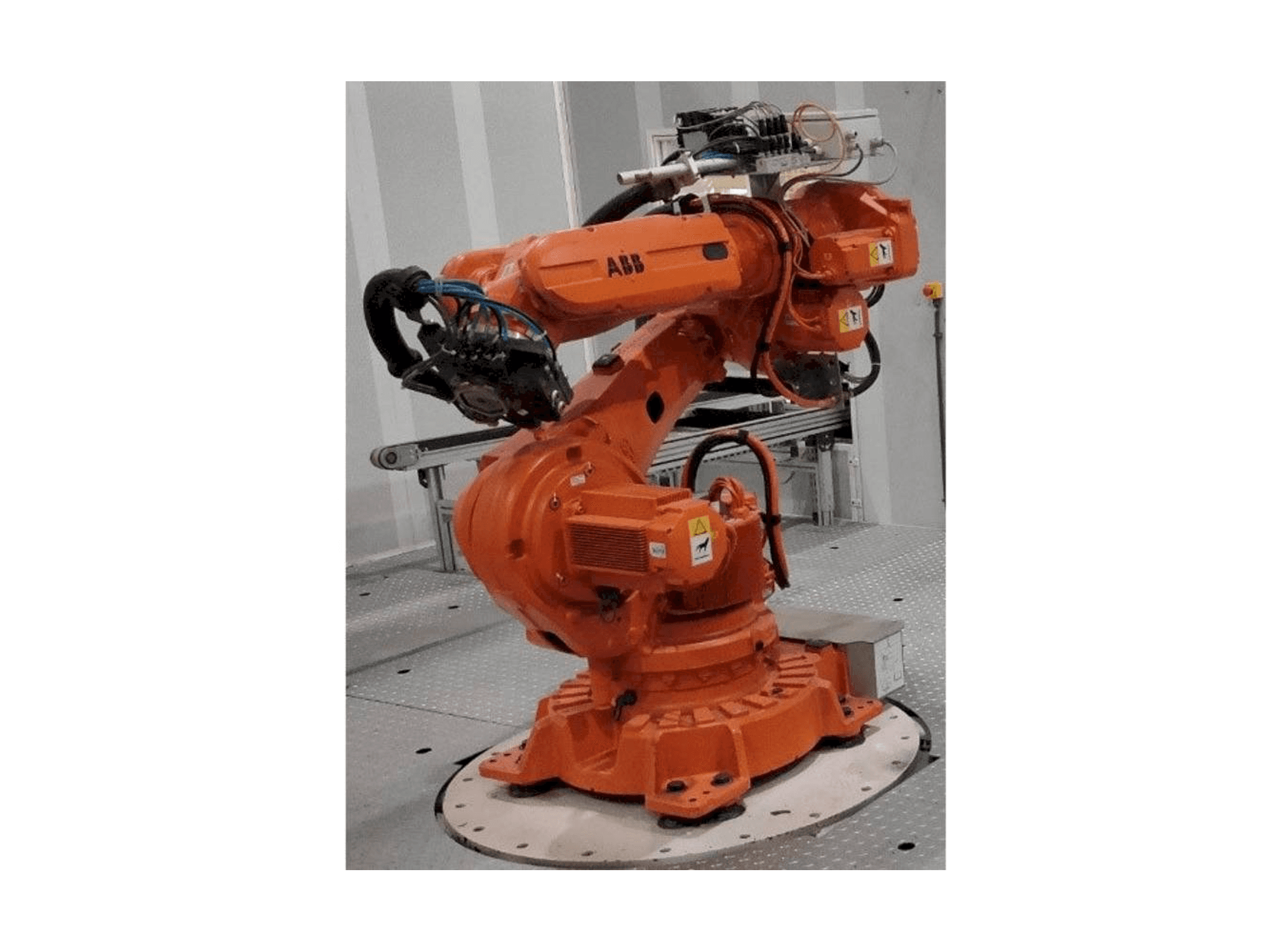 Koneen ABB IRB 6620-150/2.2 etunäkymä