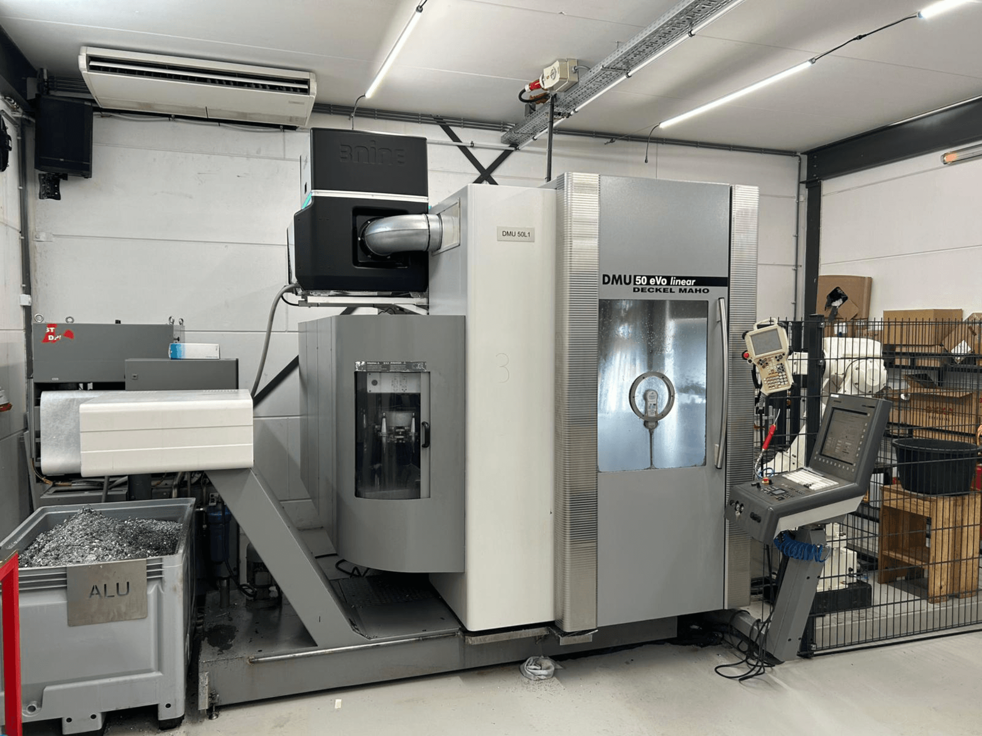 Deckel Mahon DMU 50 eVo -linjajyrsin, etukuva, jossa on ohjauspaneeli ja lastusäiliö.