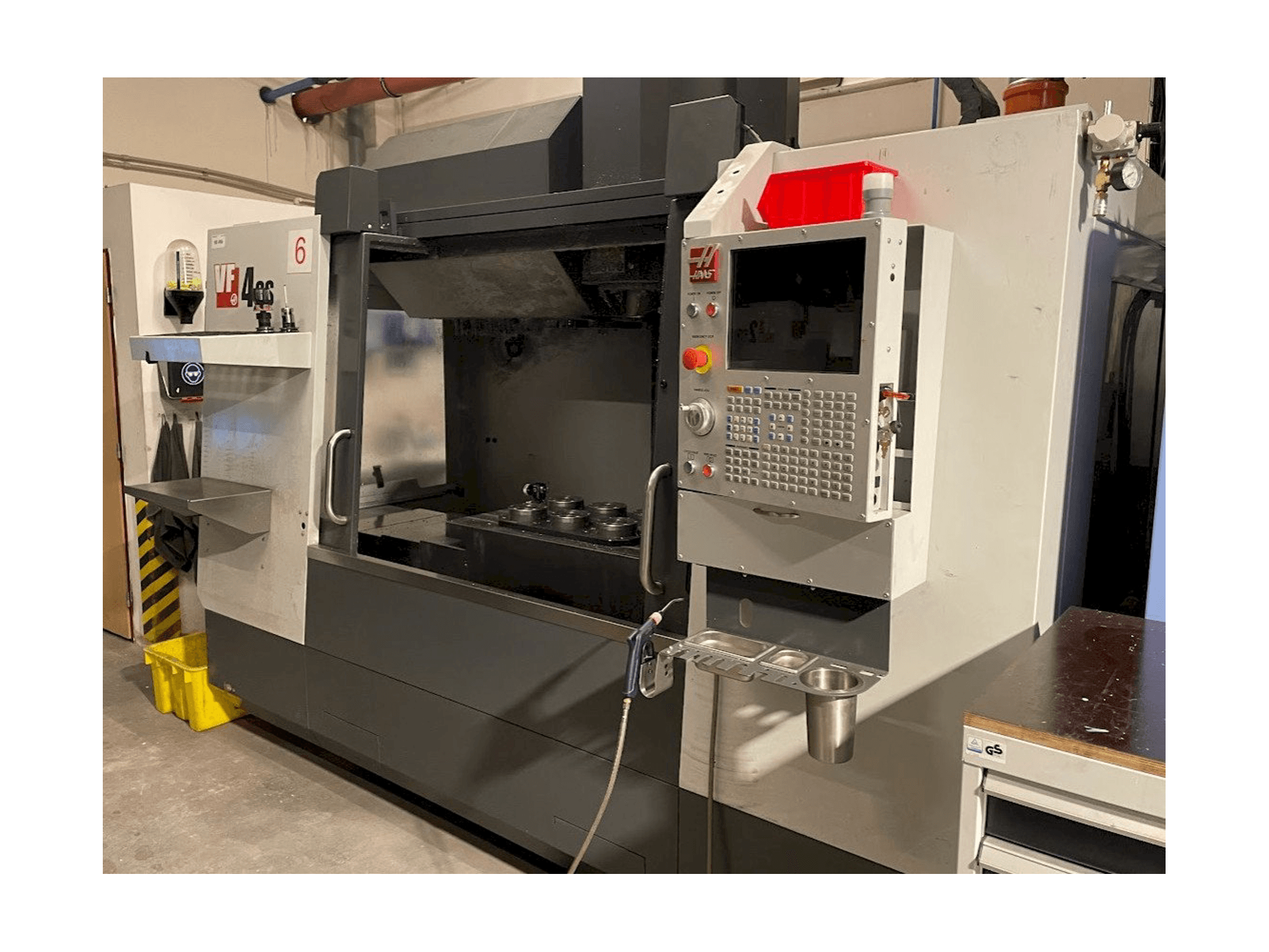 Koneen HAAS VF-4SS oikea näkymä