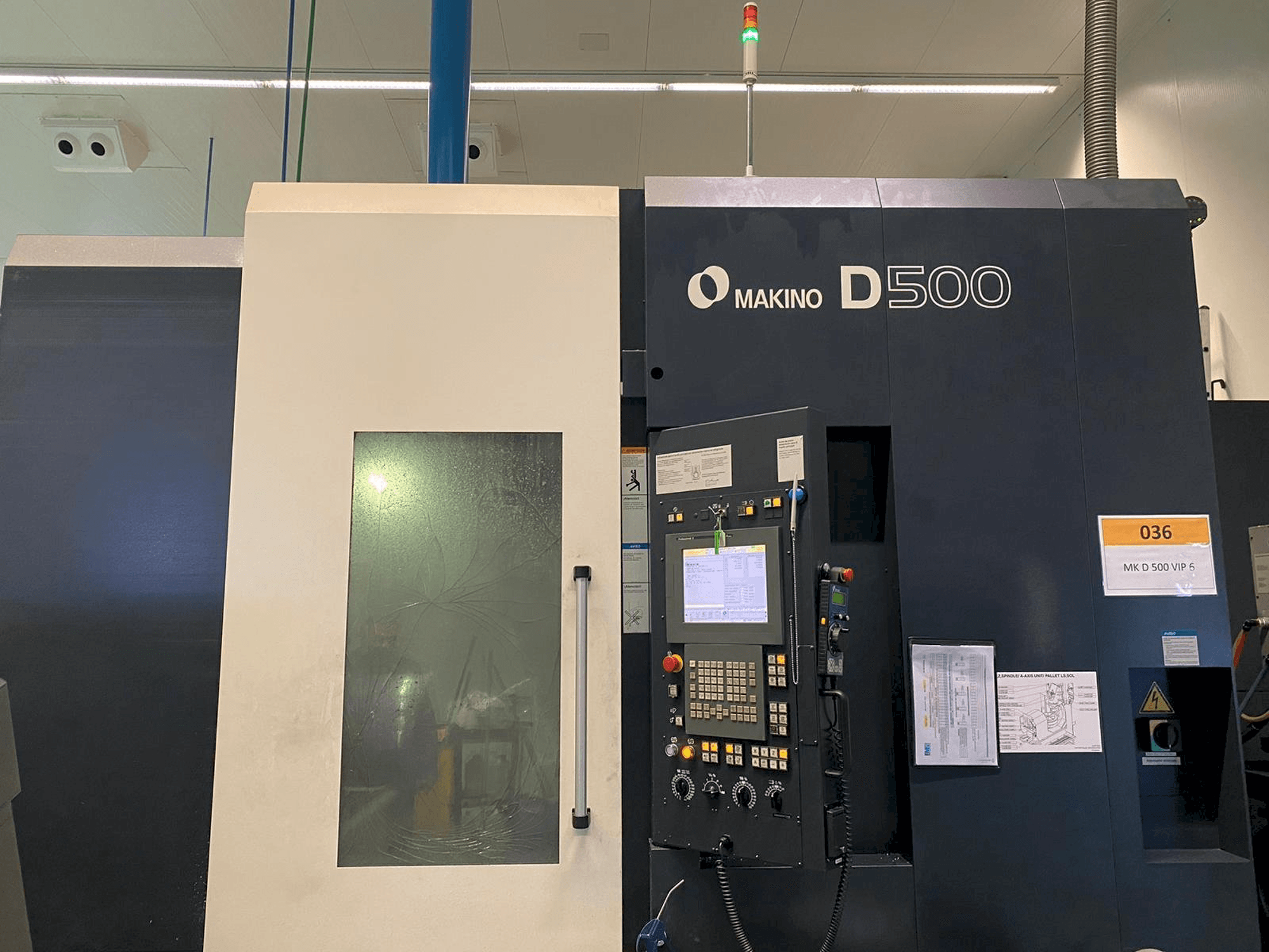 Koneen Makino D500 etunäkymä