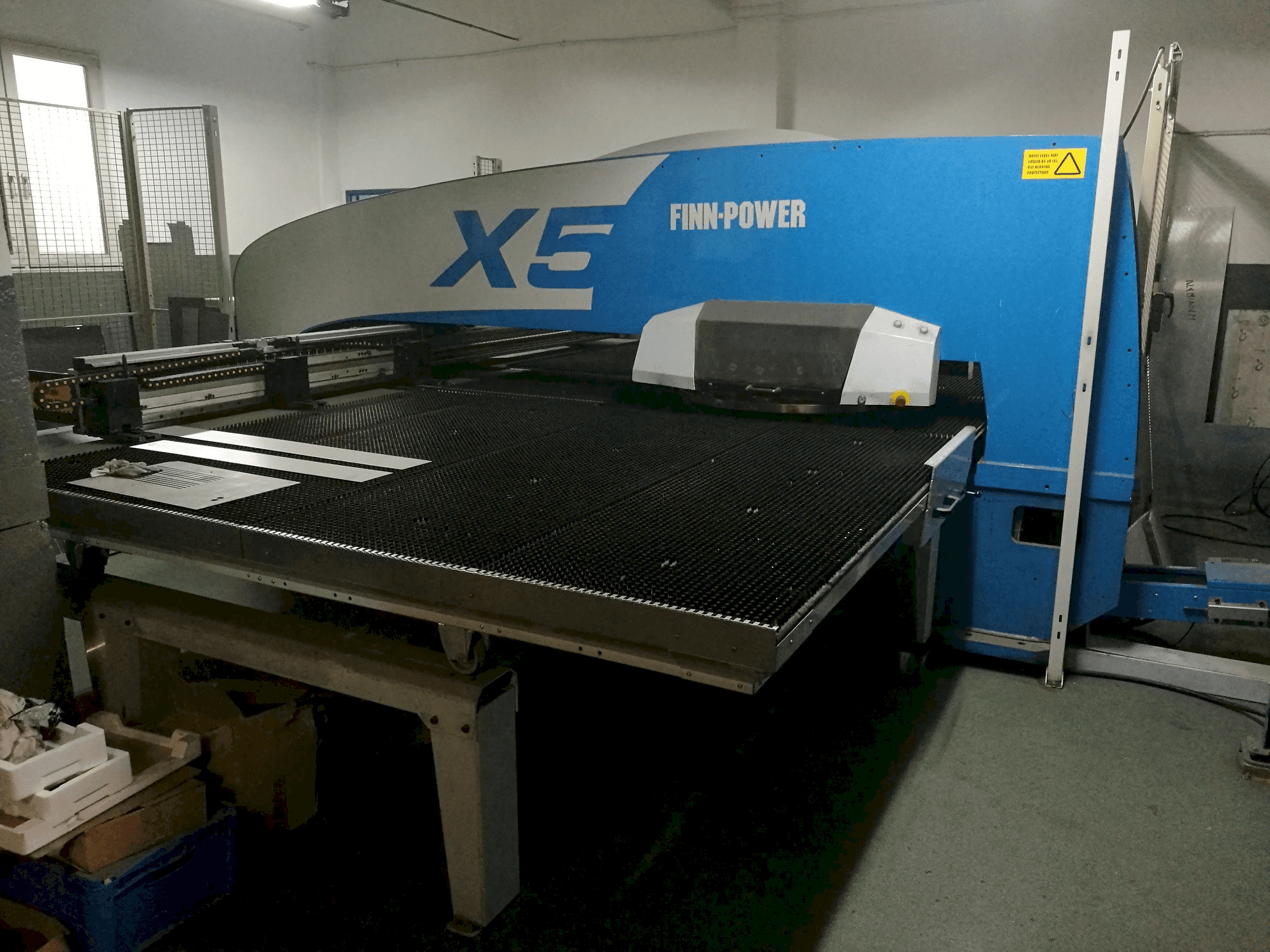Koneen Finn-Power X5 12 06 vasemman sivun näkymä