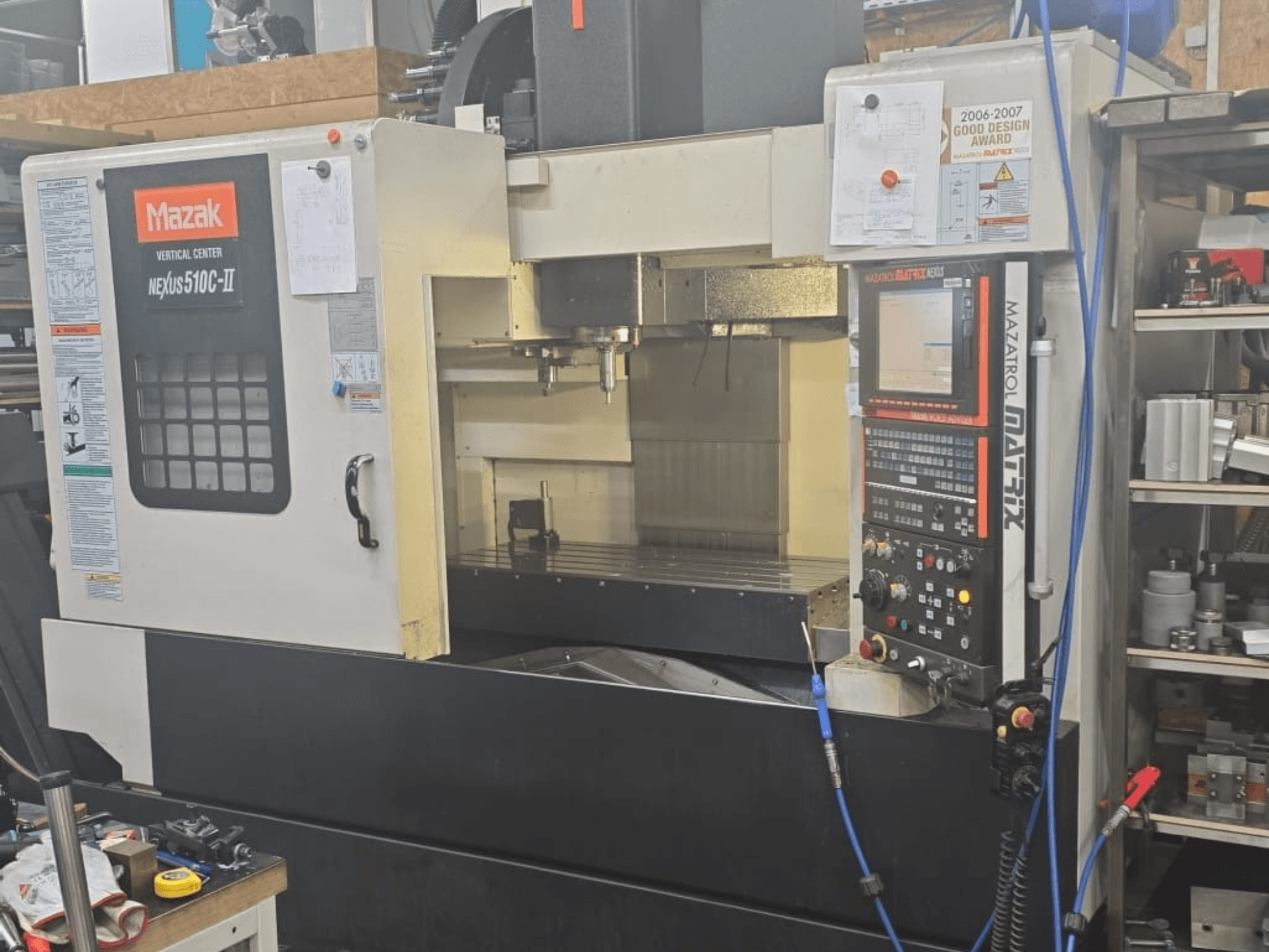 Mazak VERTICAL CENTER NEXUS 510C-II, etukuva, jossa näkyy ohjauspaneeli, työstöalue ja käyttöominaisuudet.