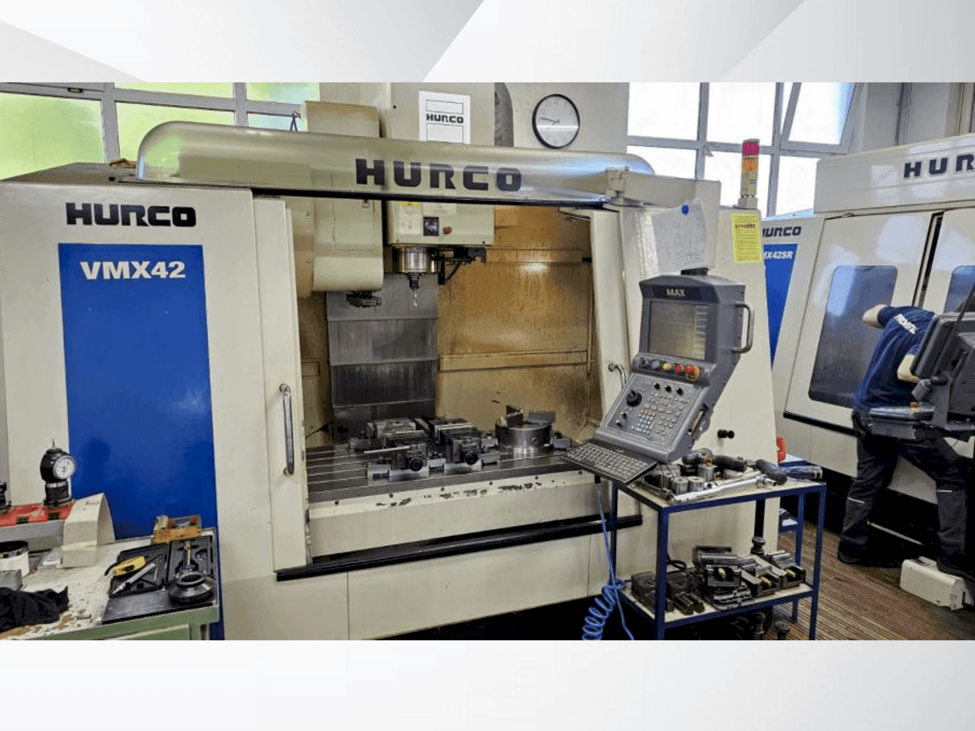Koneen Hurco VMX42 etunäkymä