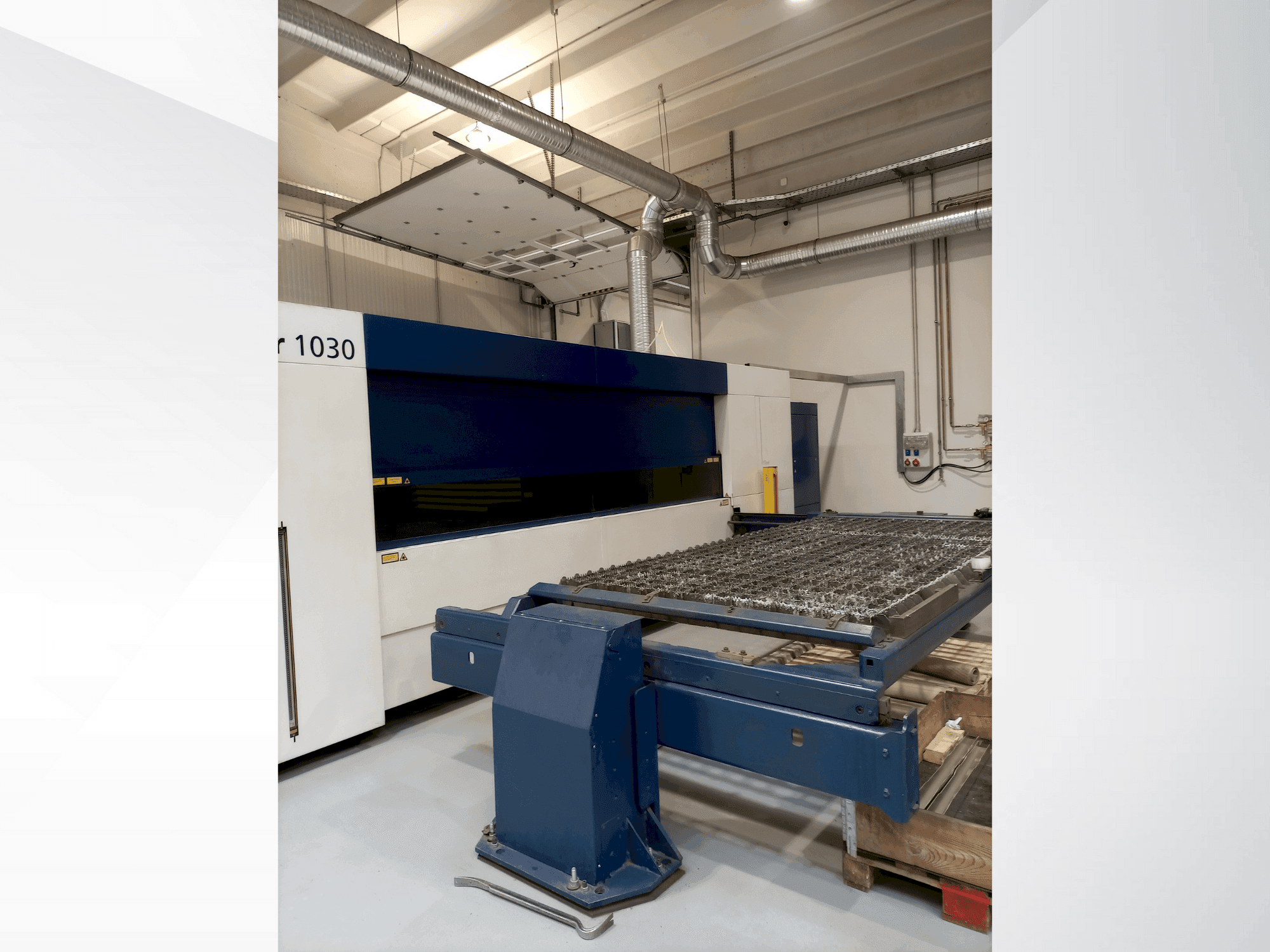 Koneen TRUMPF TruLaser 1030 etunäkymä