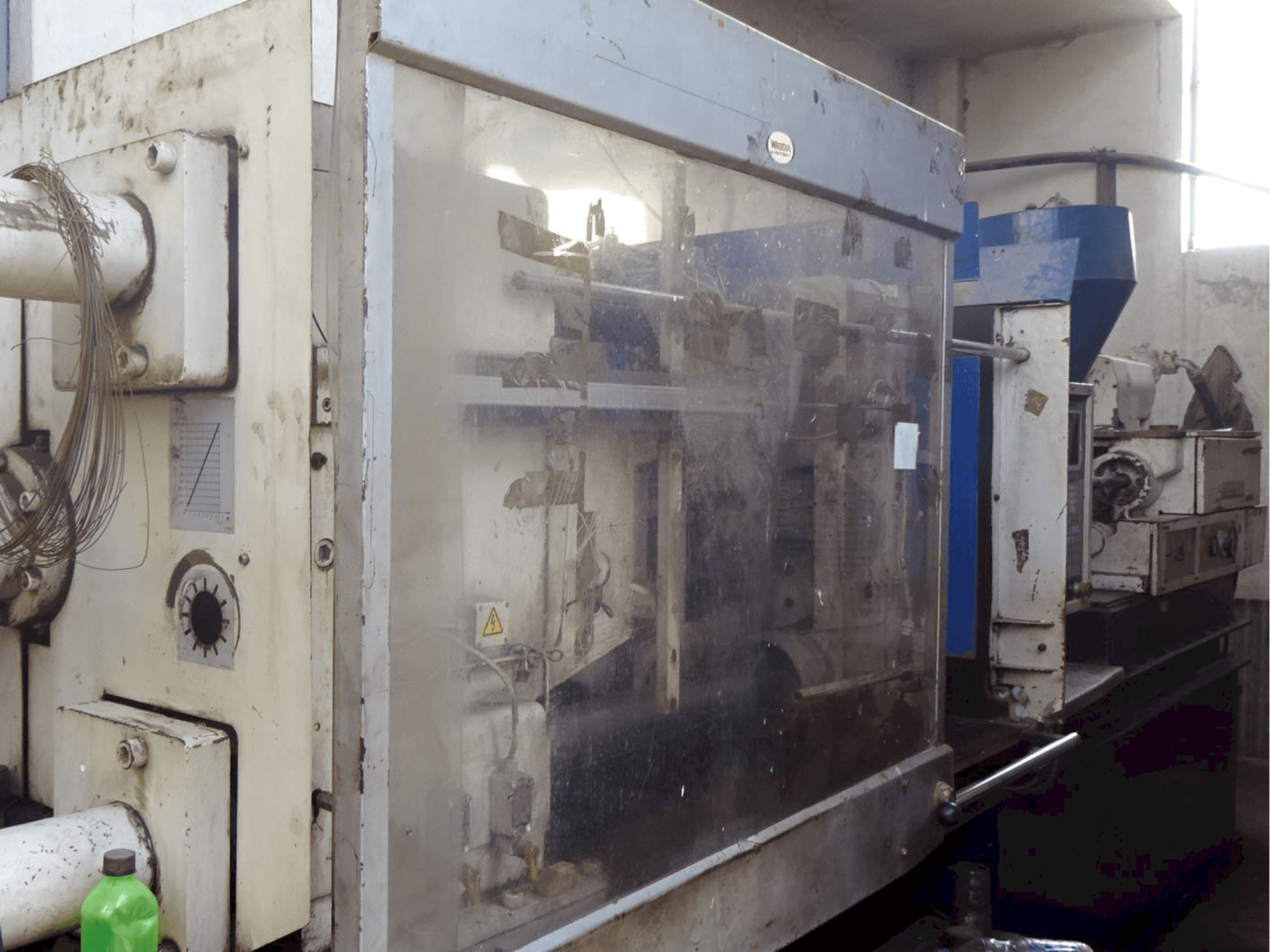 Koneen DEMAG vasen näkymä D240-1990 NC III