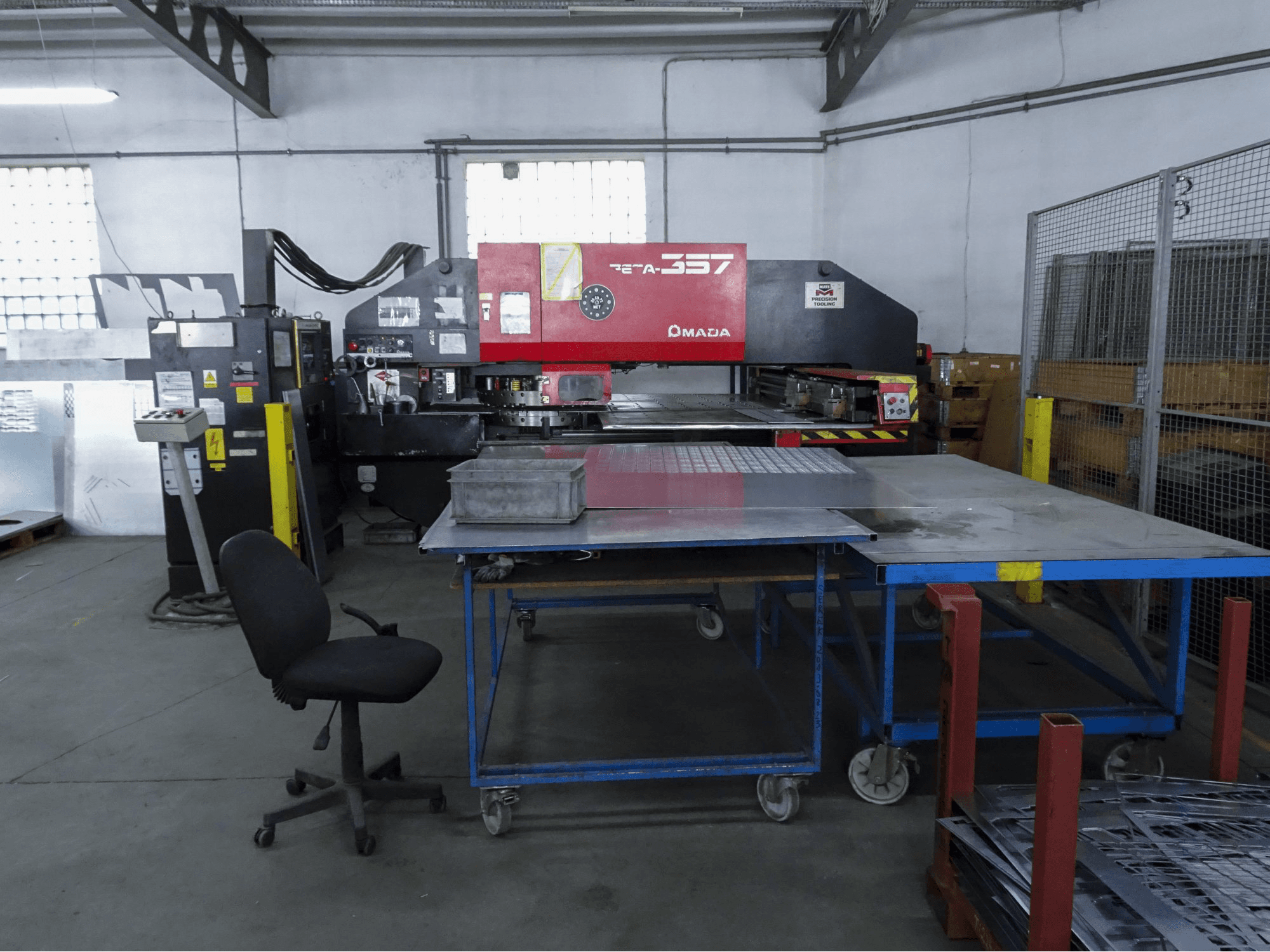 Koneen AMADA etunäkymäPEGA 357