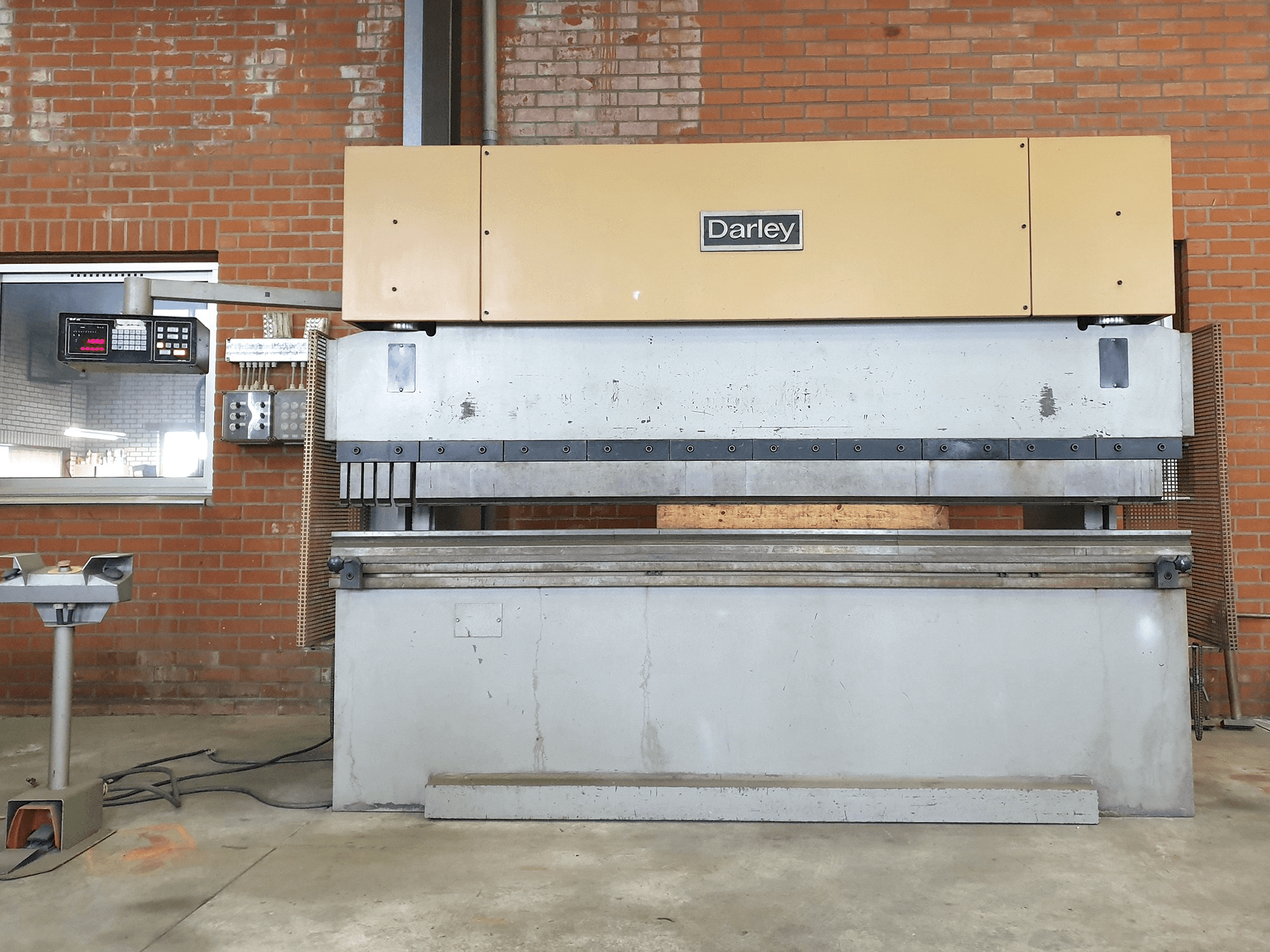 Koneen Darley etunäkymä EHP 110 31/25