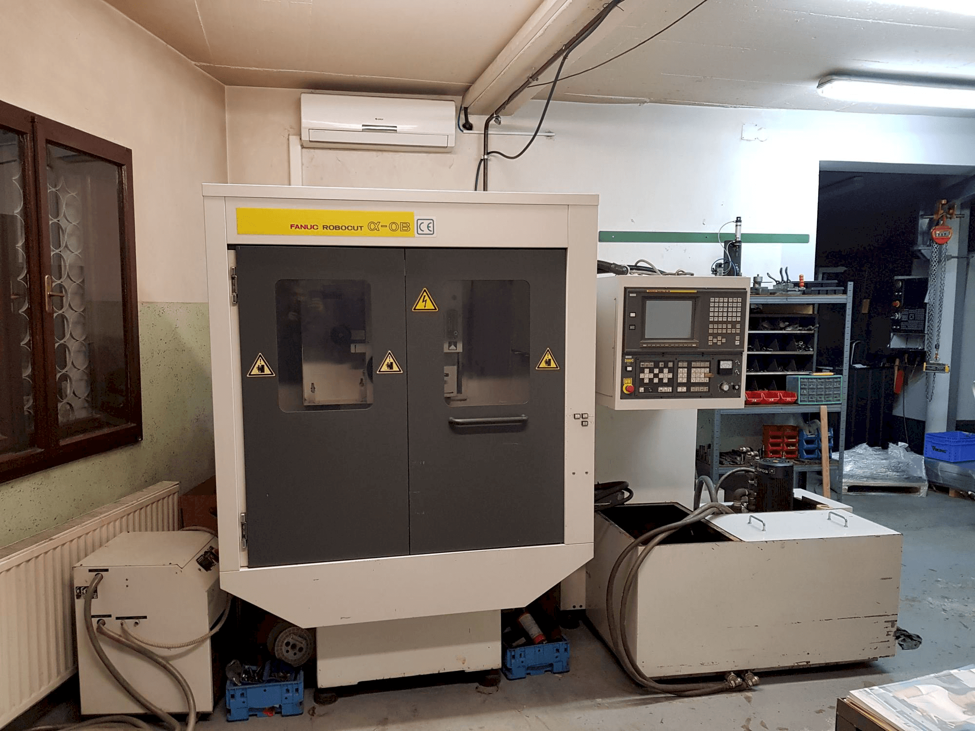Koneen FANUC Robocut ALPHA- 0B etunäkymä