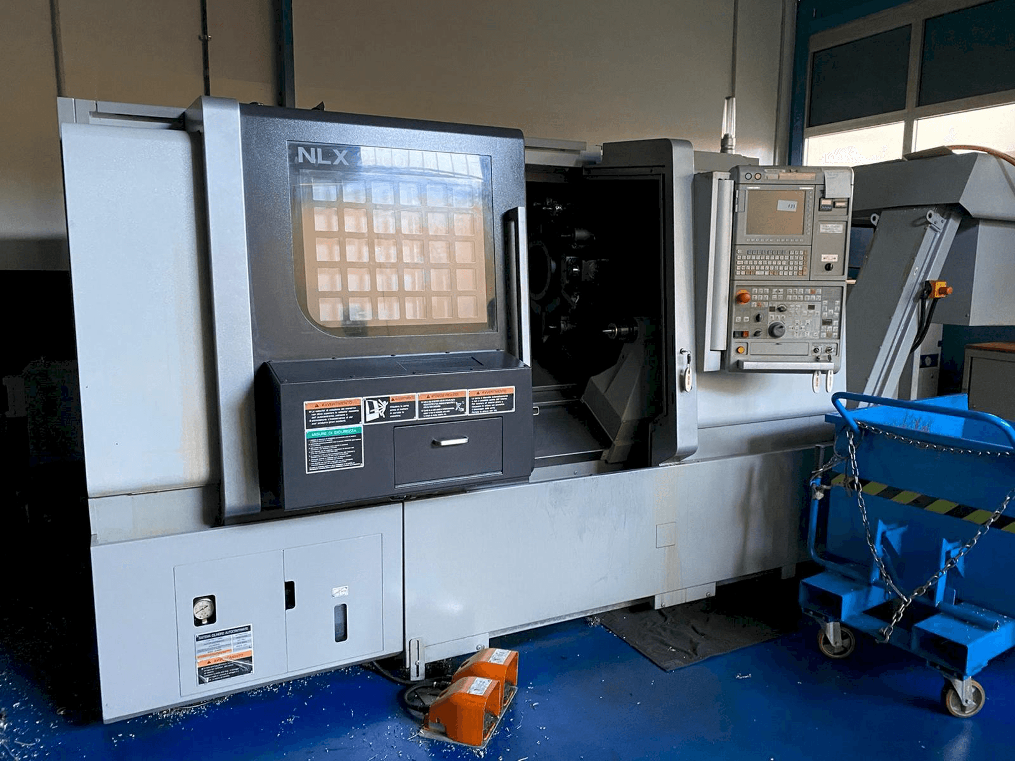 Koneen MORI SEIKI NLX 2500/MC700 etunäkymä