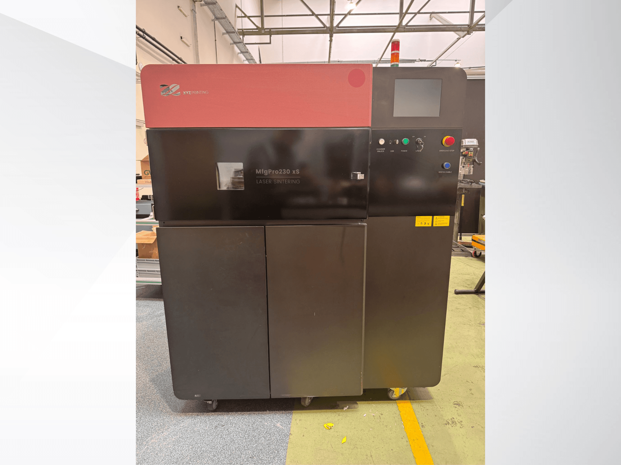 XYZprinting MfgPro230 xS -muovinen 3D-tulostin edestä, jossa on ohjauspaneeli ja varoitusvalot.