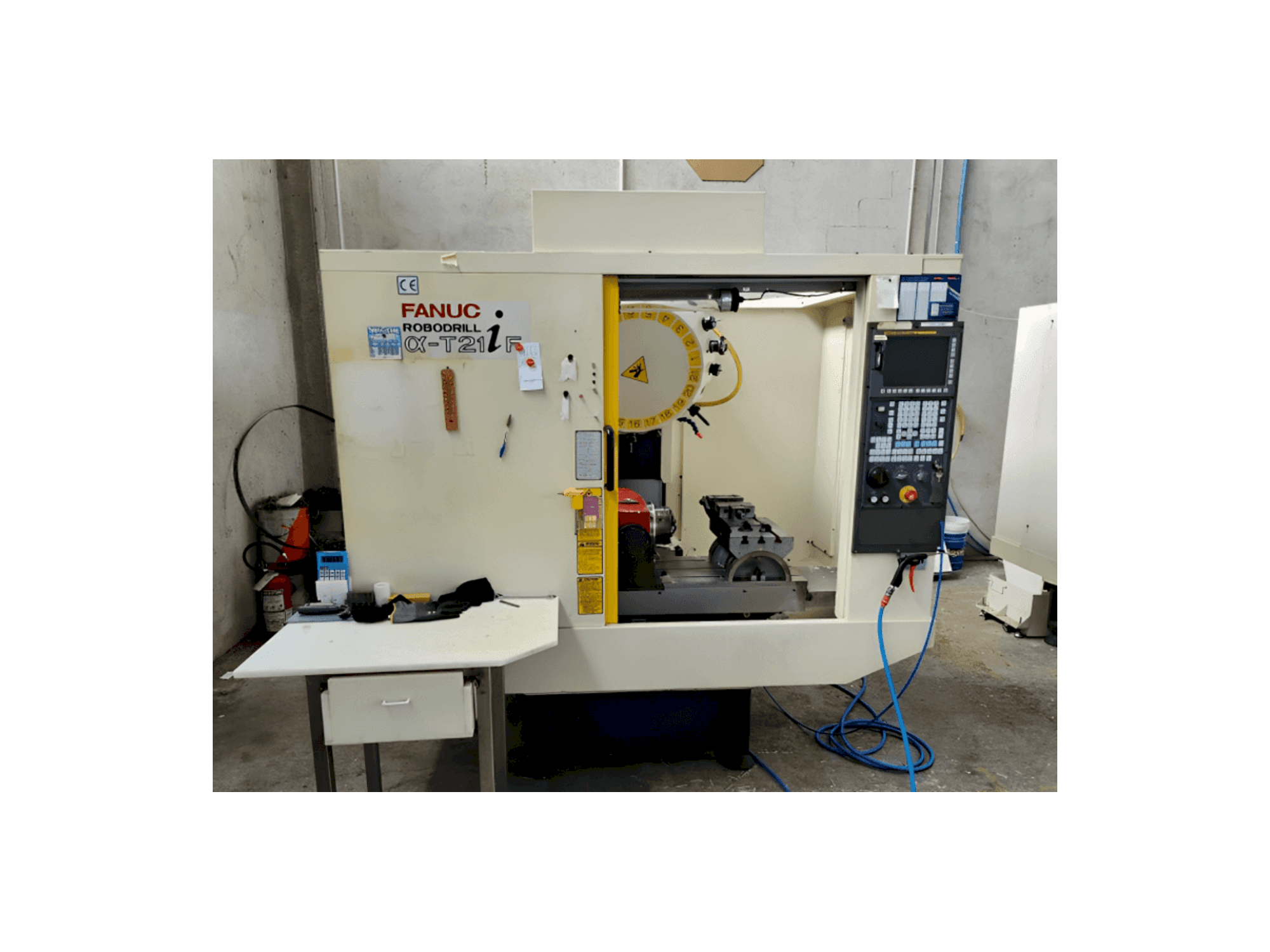 Koneen FANUC Robodrill Alpha T21iF etunäkymä