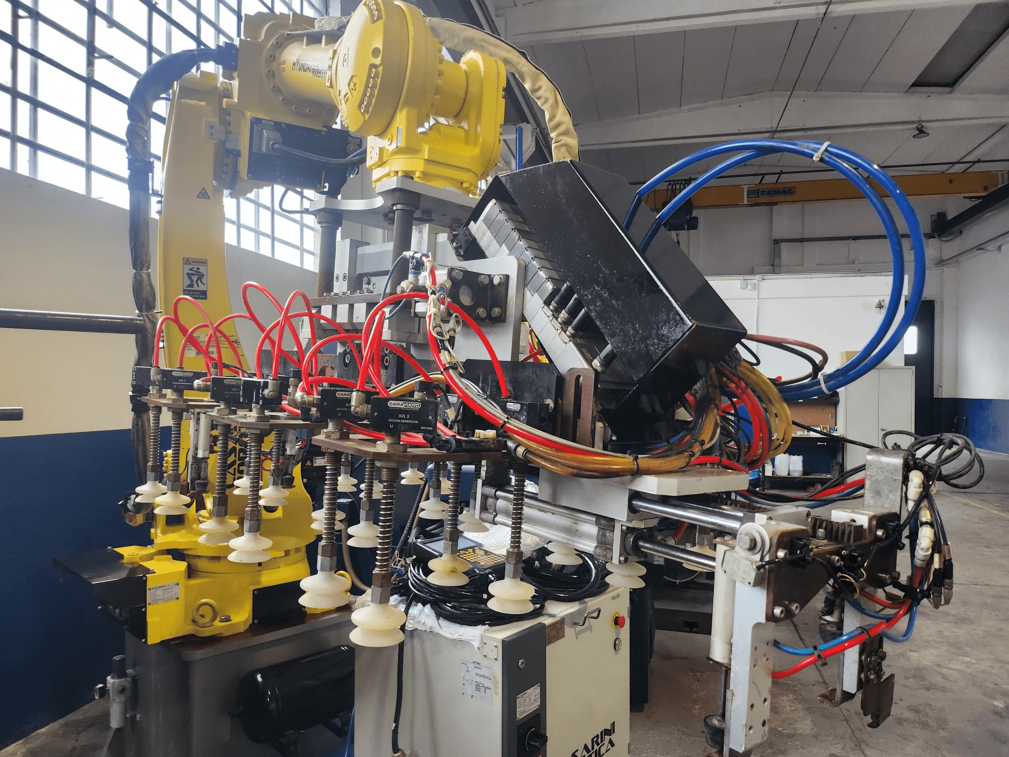 Hyundai Hi 5a-S -robottivarsi edestäpäin, jossa on useita letkuja, ohjauskomponentteja ja monimutkainen kaapelien järjestely.