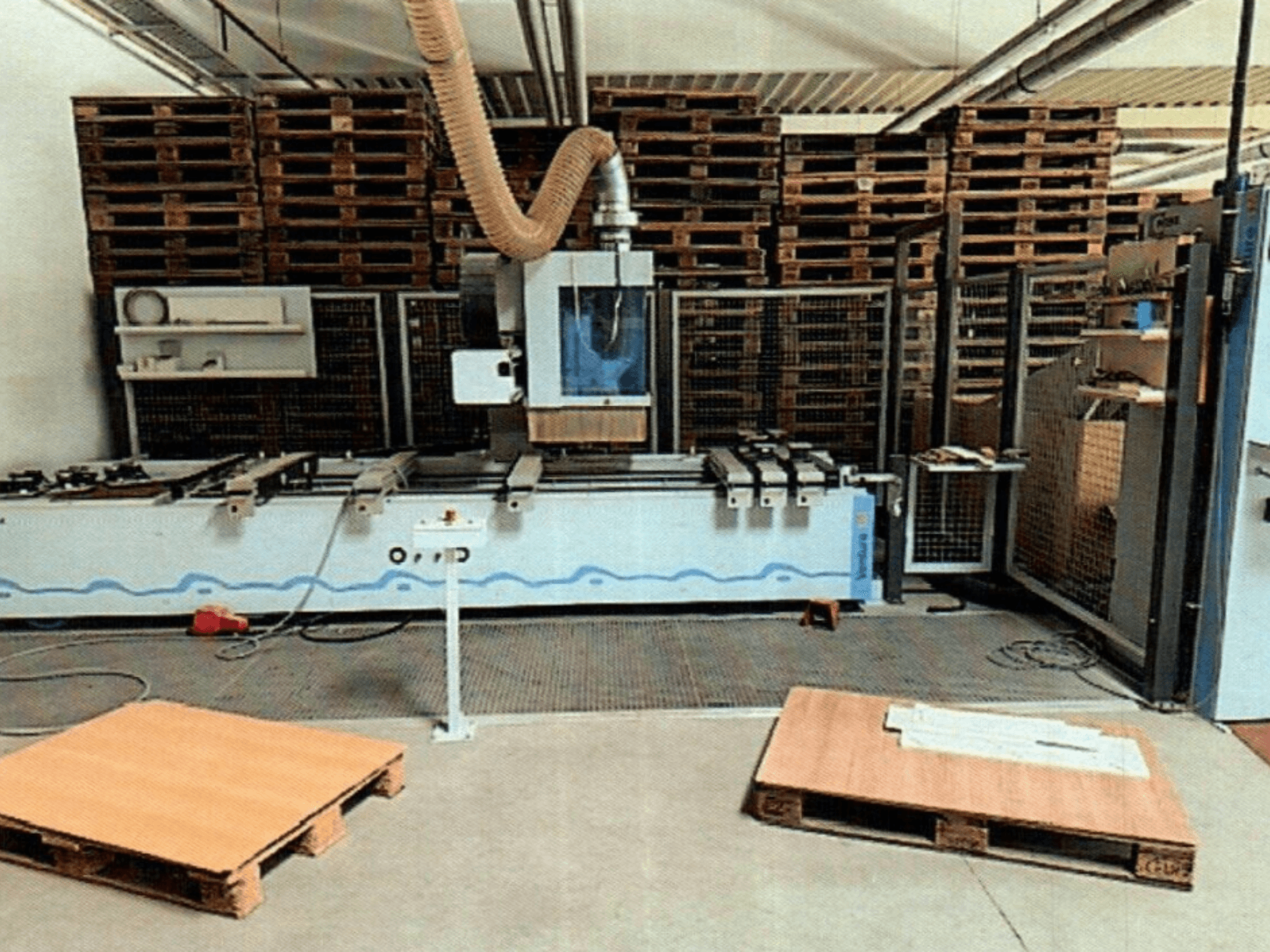 CNC-puuntyöstökeskus Weeke Venture 1M työpajassa, etukuva, jossa puulavat näkyvissä ja teollisuusasetukset.