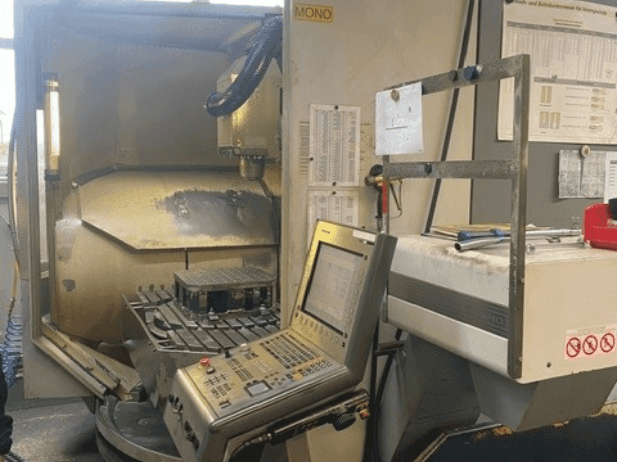 Koneen DECKEL MAHO DMU 80 monoBLOCK simultan etunäkymä