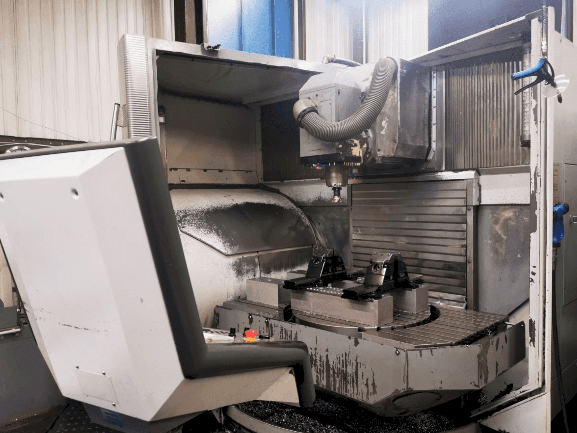 Koneen DECKEL MAHO DMU 100T työskentelytila