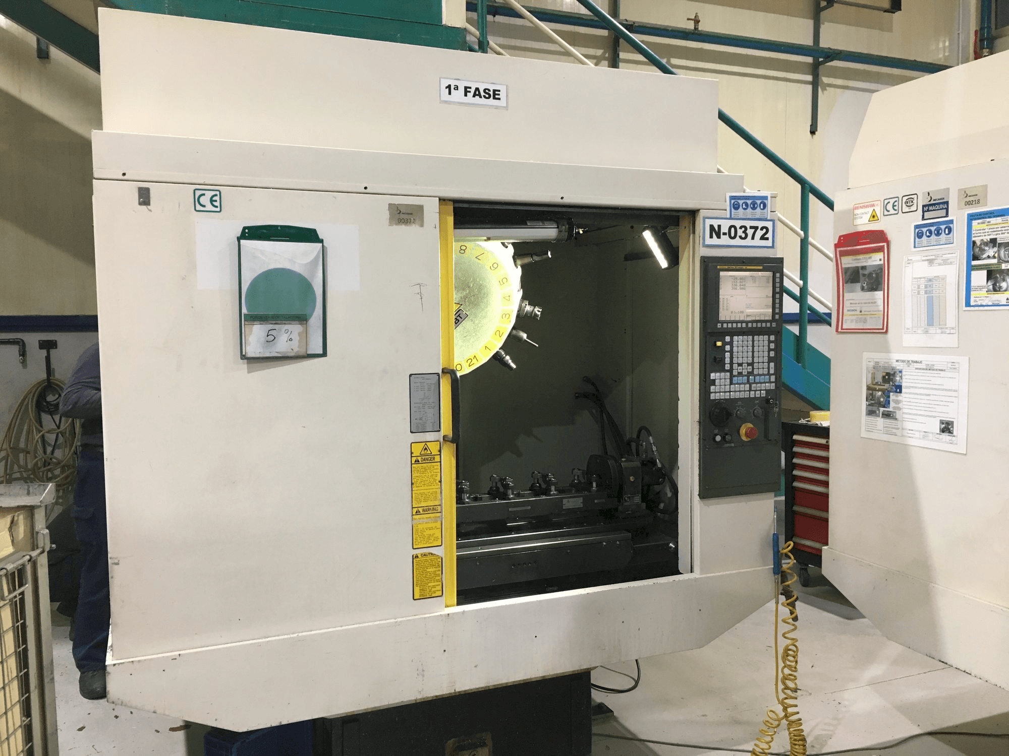 Koneen FANUC Robodrill alfa-T21iEL etunäkymä