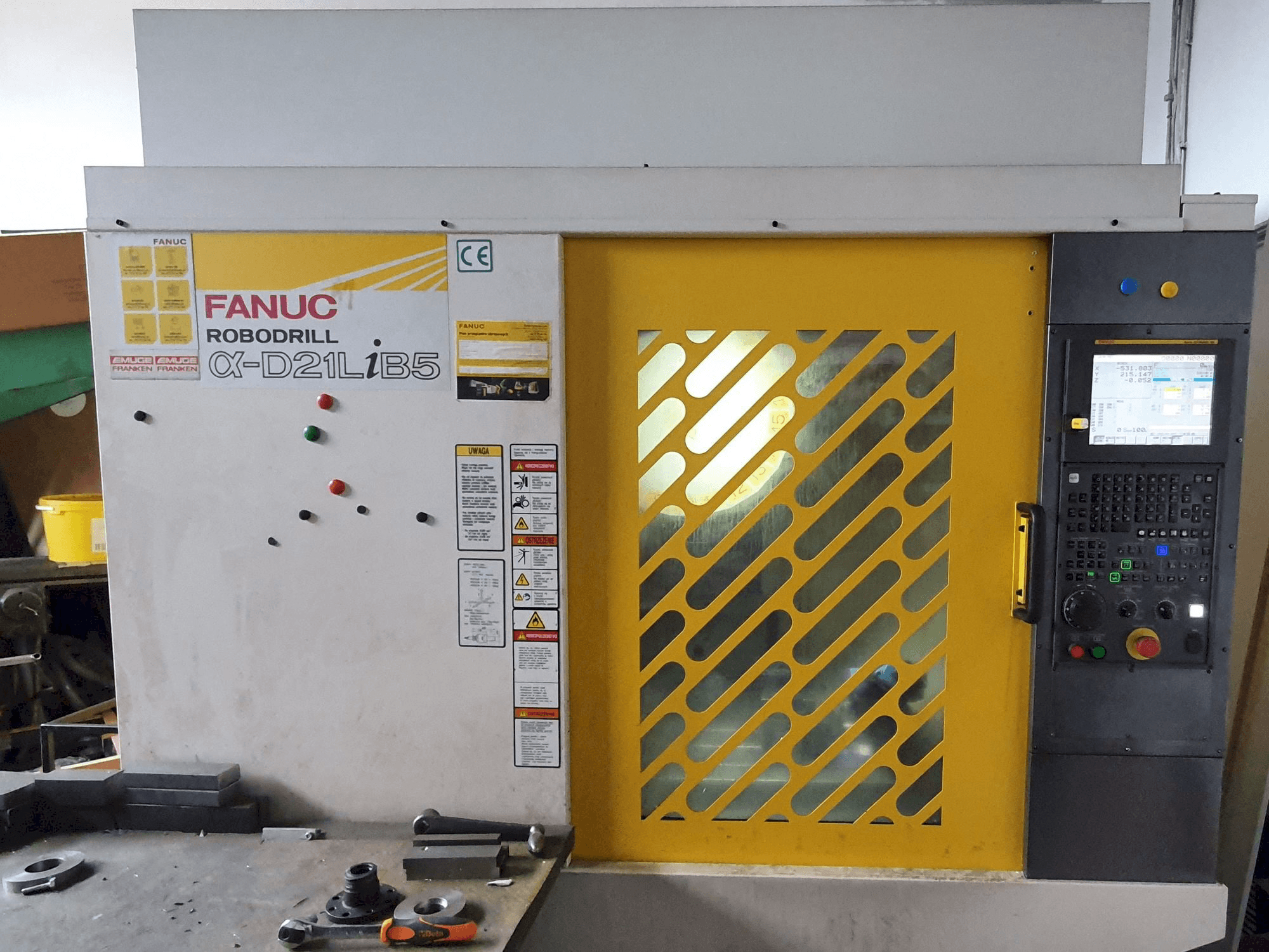 Koneen FANUC ROBODRILL Alpha-D21LiB5 etunäkymä