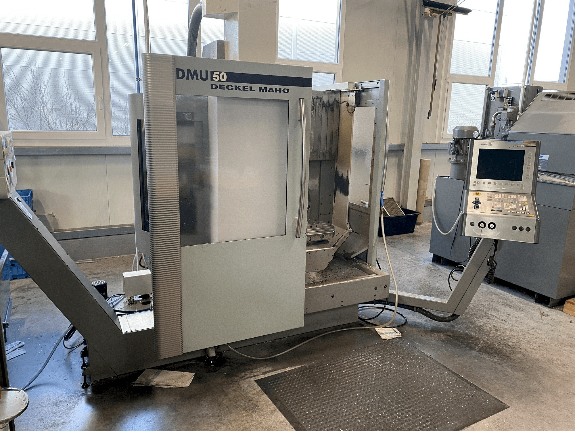 Koneen DECKEL MAHO DMU 50 etunäkymä