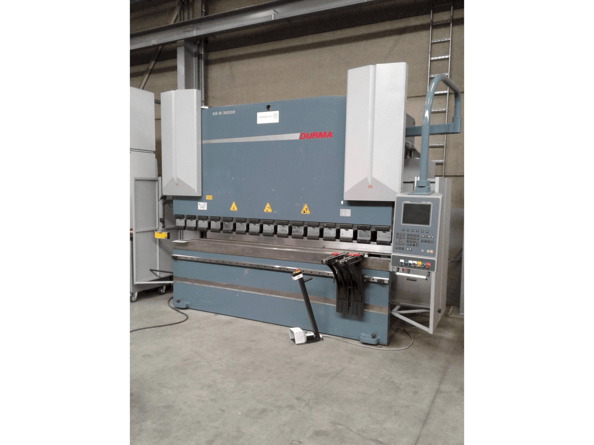 Koneen Durma AD-R 30220 etunäkymä