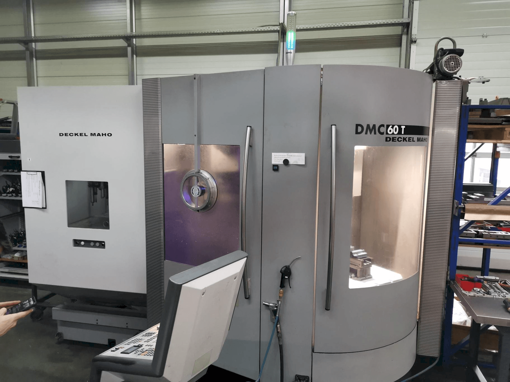 Koneen DECKEL MAHO DMC 60T etunäkymä