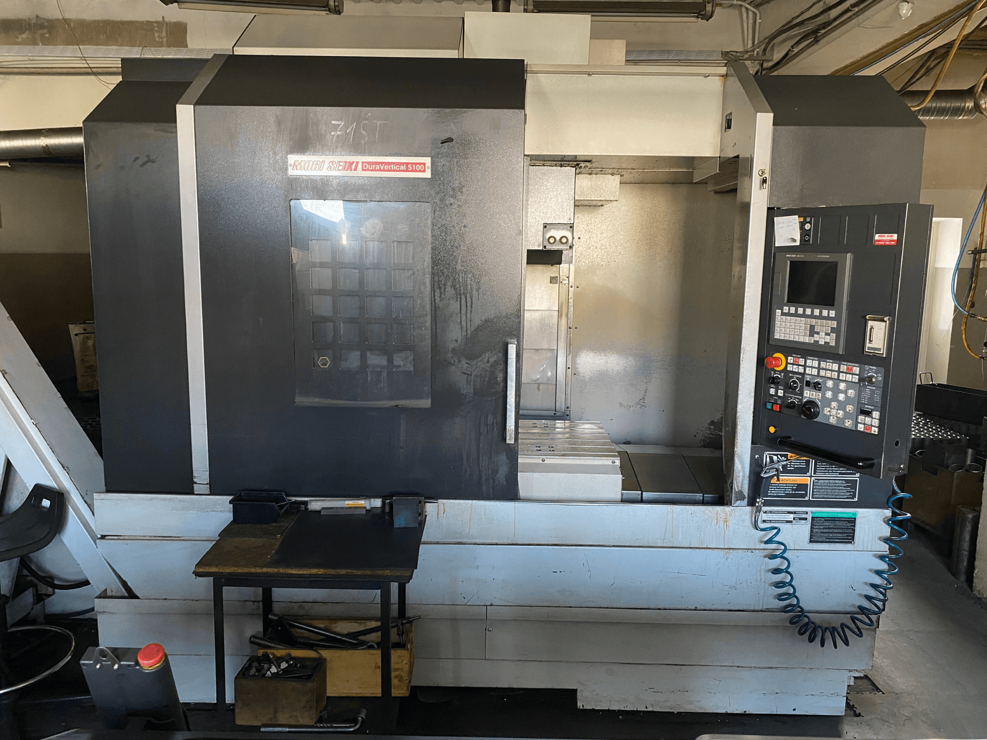 MORI SEIKI DuraVertical 5100 edestä katsottuna; kuvassa näkyvät ohjauspaneeli, työtila ja koneen yksityiskohdat.