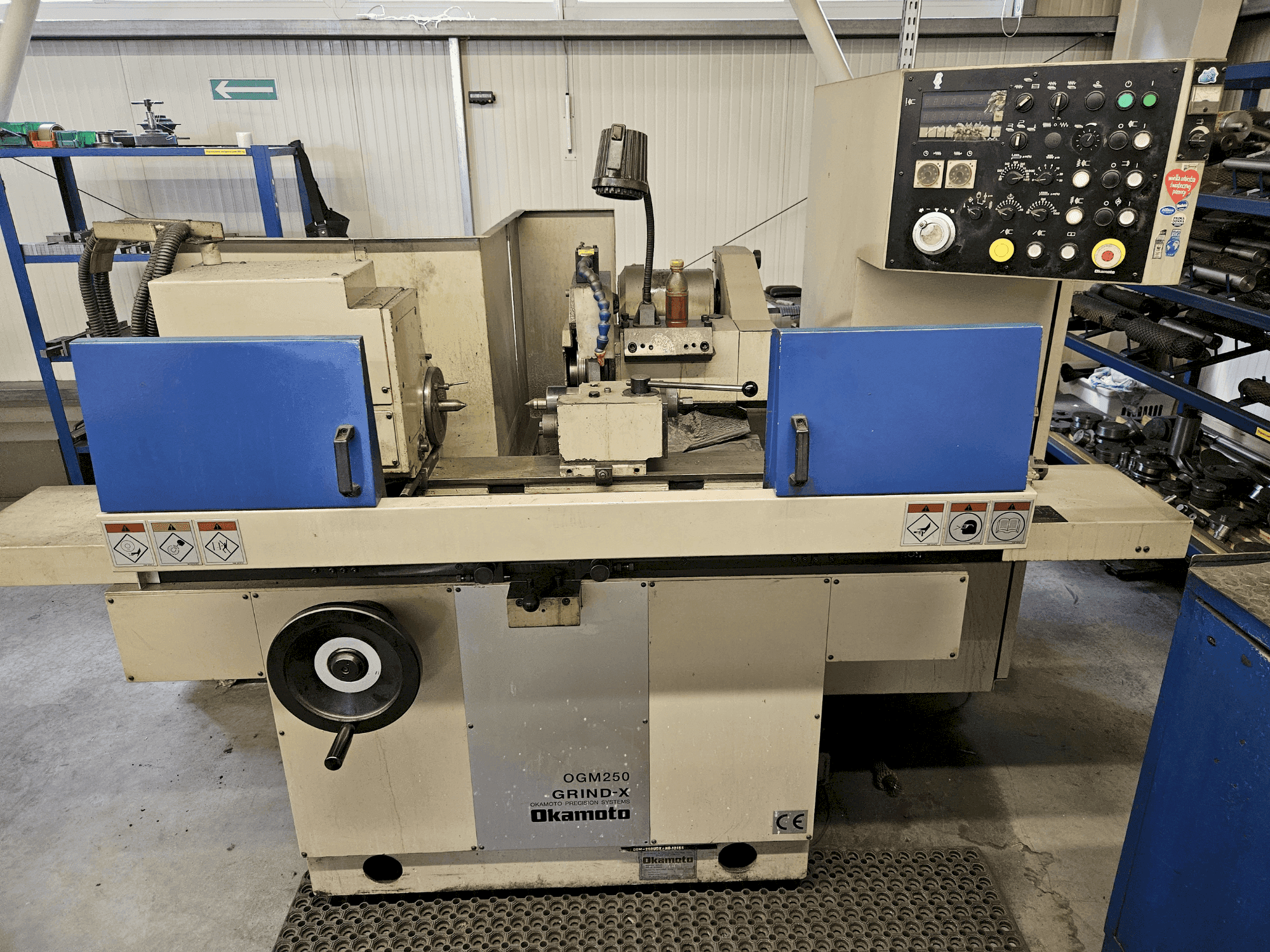 Koneen OKAMOTO OGM 250UDX GRIND-X etunäkymä