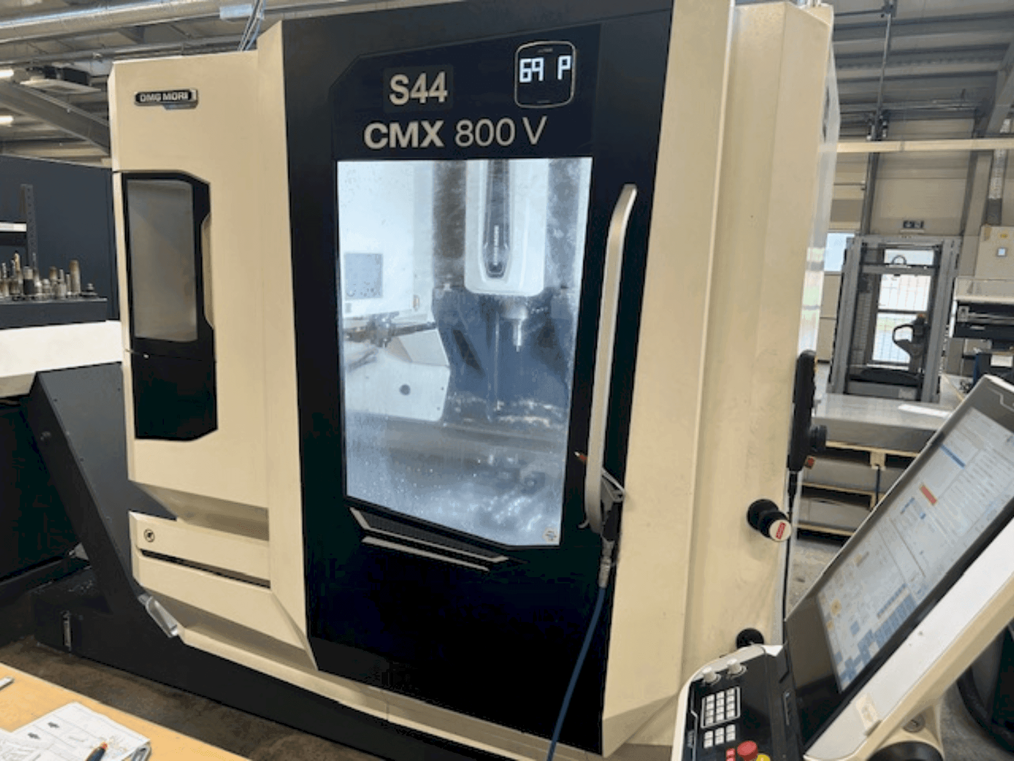 Koneen DMG MORI CMX 800 V etunäkymä