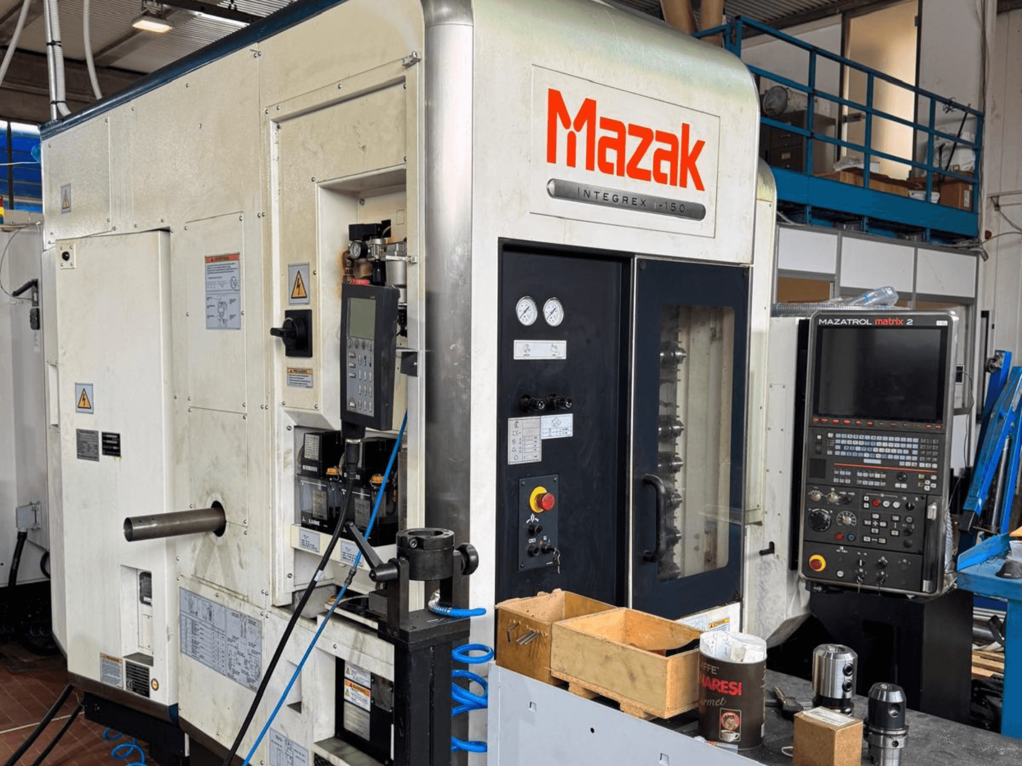 Mazak Integrex I-150 CNC-kone, etukuva; ohjauspaneeli, työkalunpidin ja käyttömittarit.