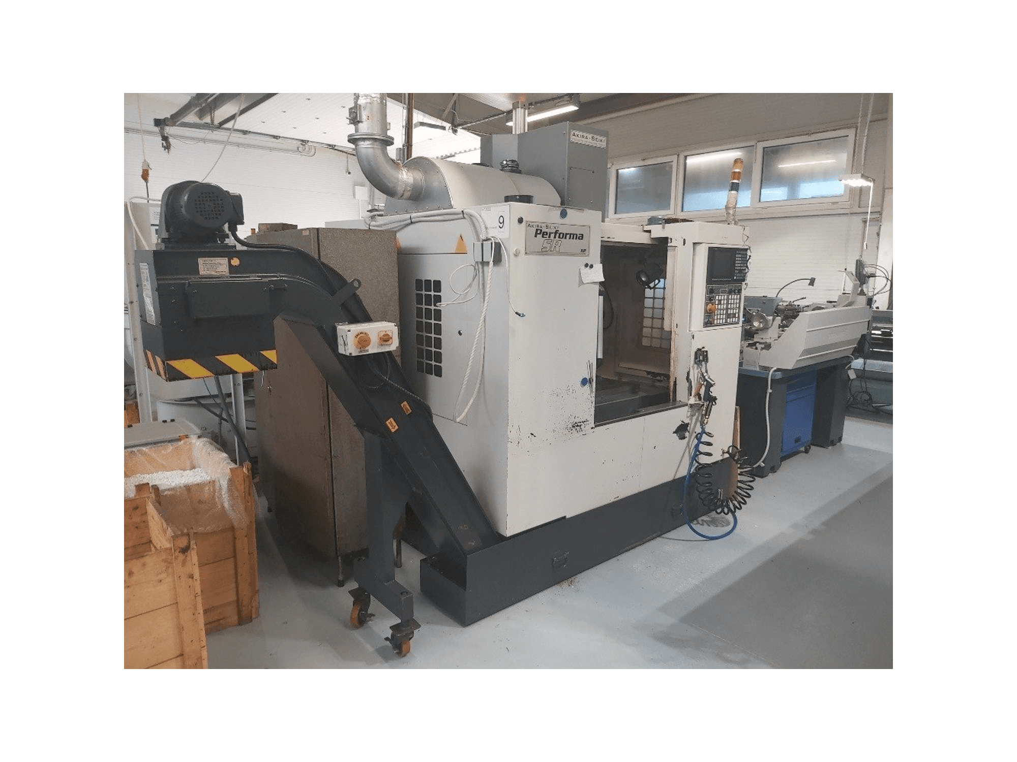 Koneen Akira Seiki SR2XP etunäkymä