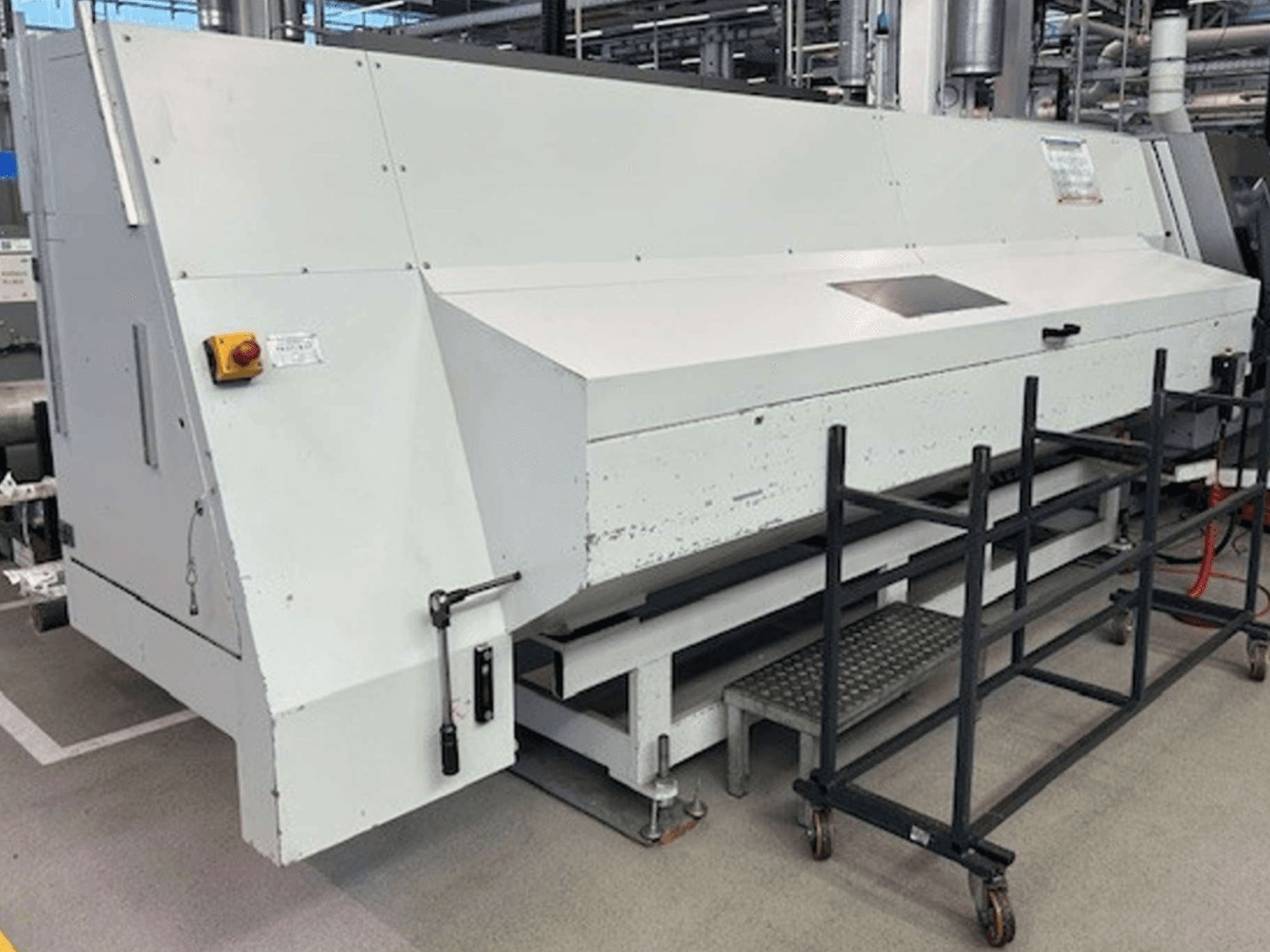 Kääntöjyrsinkeskus Index G 200 RATIO LINE sivukuvassa, jossa on valkoinen runko ja turvavalvontalaitteet käyttöä varten.