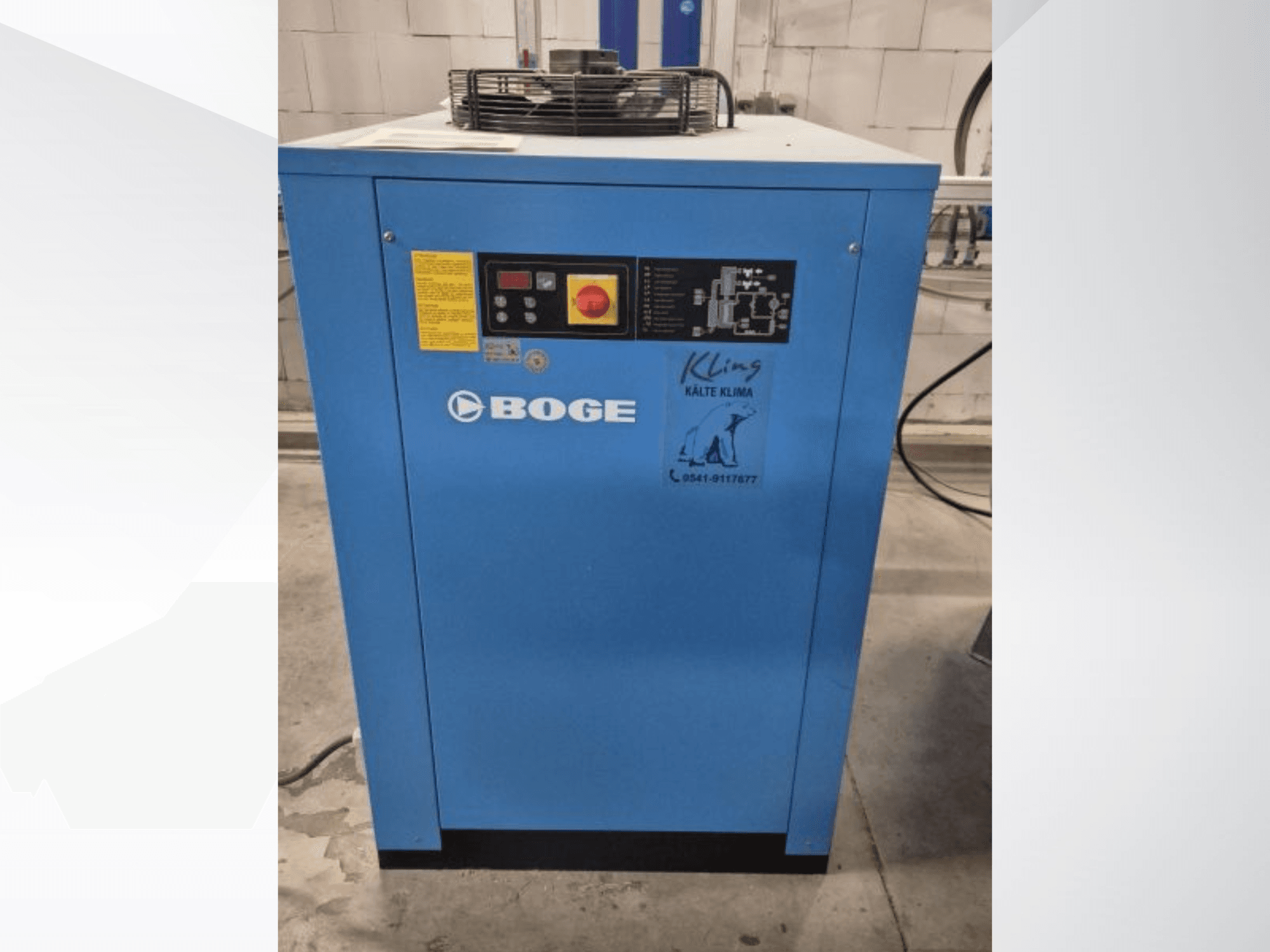 Etukuva BOGE S 111-4:stä, sinisestä teollisuusjäähdytysyksiköstä, jossa on ohjauspaneeli ja varoituskilvet.