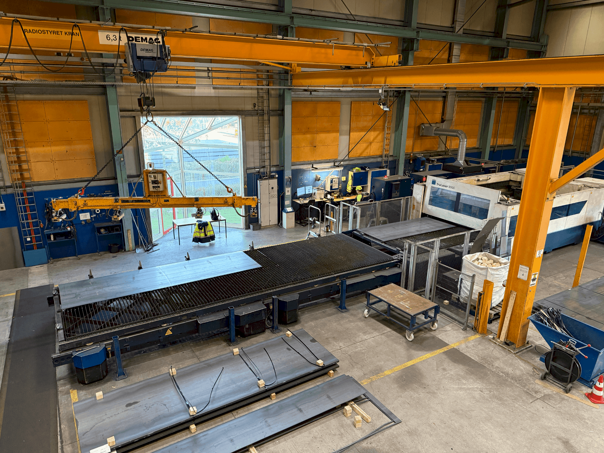 Koneen TRUMPF TruLaser 8000 etunäkymä