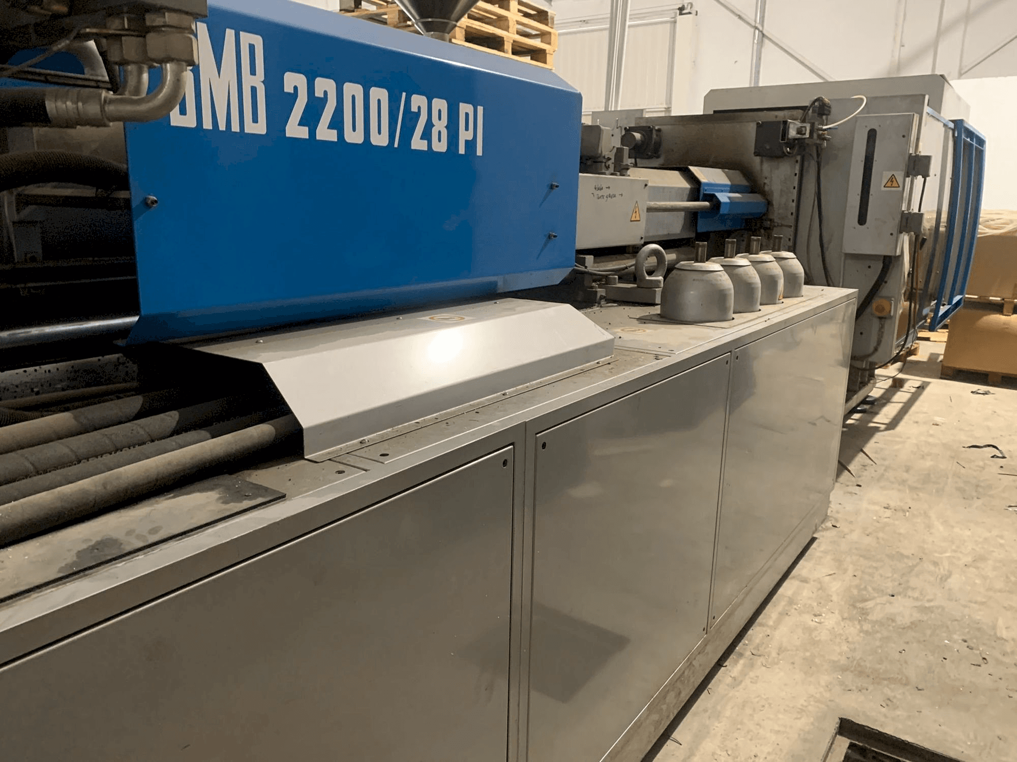 Koneen BMB KW28PI-2200 etunäkymä