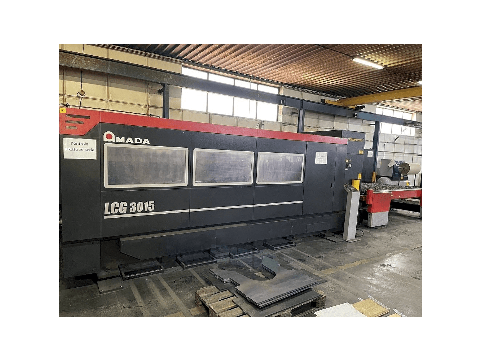 Koneen AMADA LCG 3015 etunäkymä