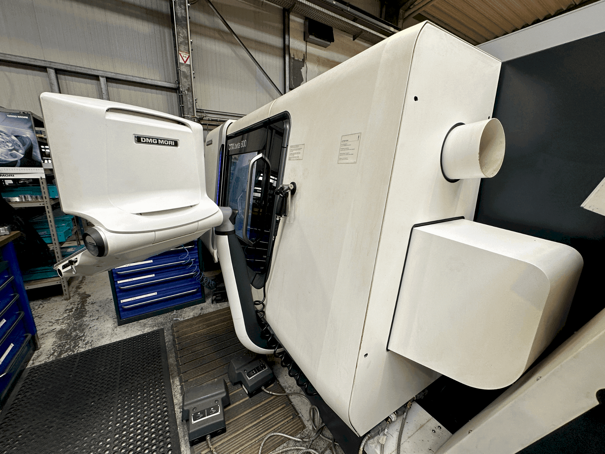 Koneen DMG MORI CTX beta 800 etunäkymä